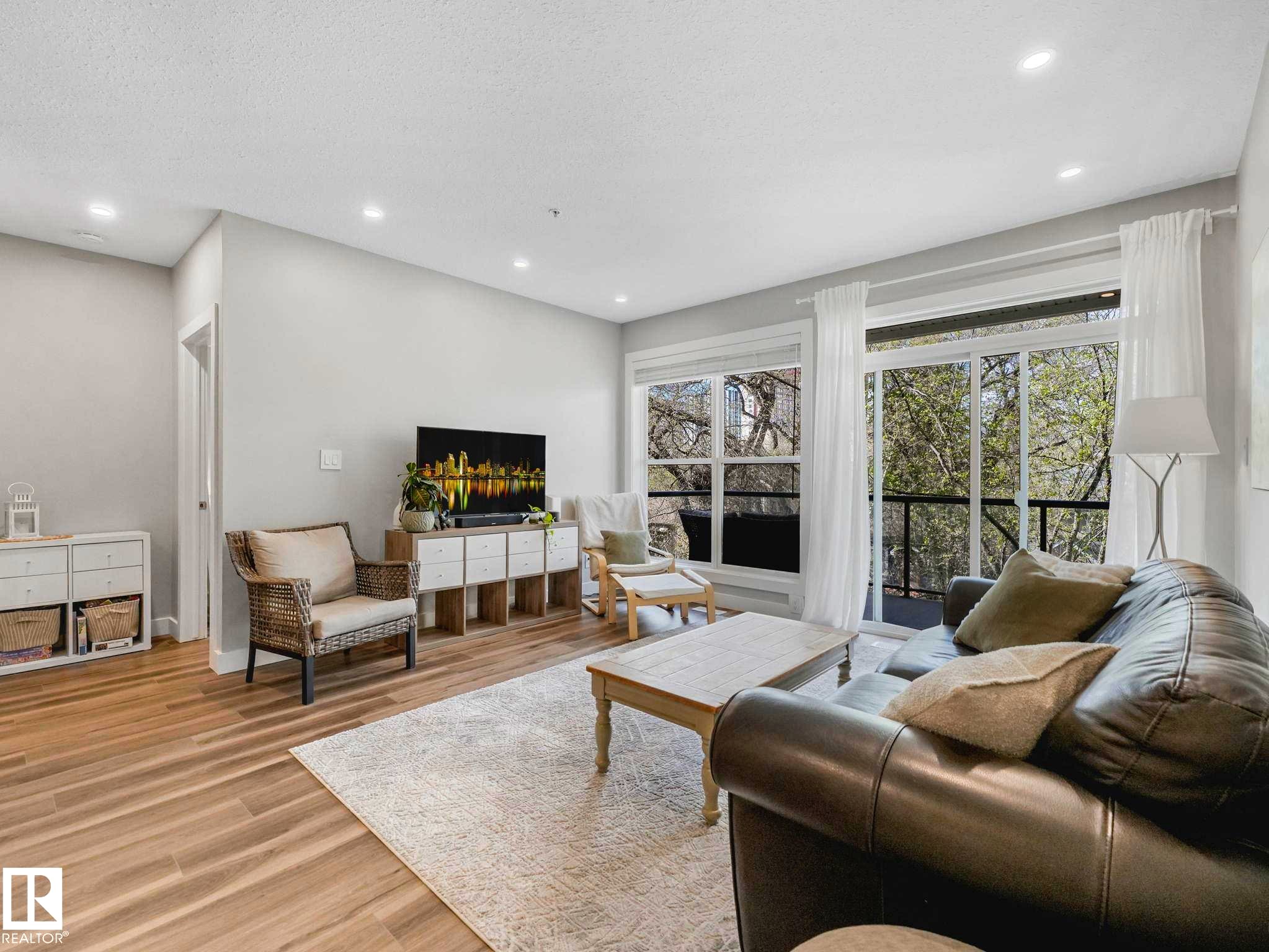 #302 11025 83 Av Nw, Edmonton, AB - Indoor Photo Showing Living Room