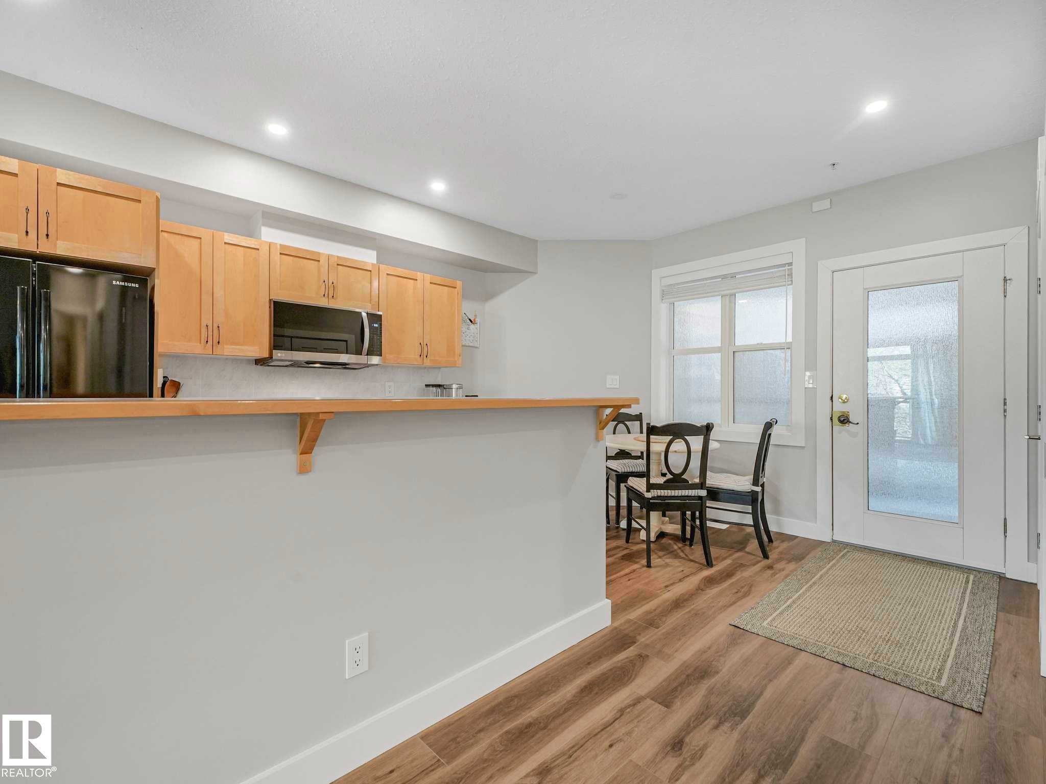#302 11025 83 Av Nw, Edmonton, AB - Indoor Photo Showing Kitchen