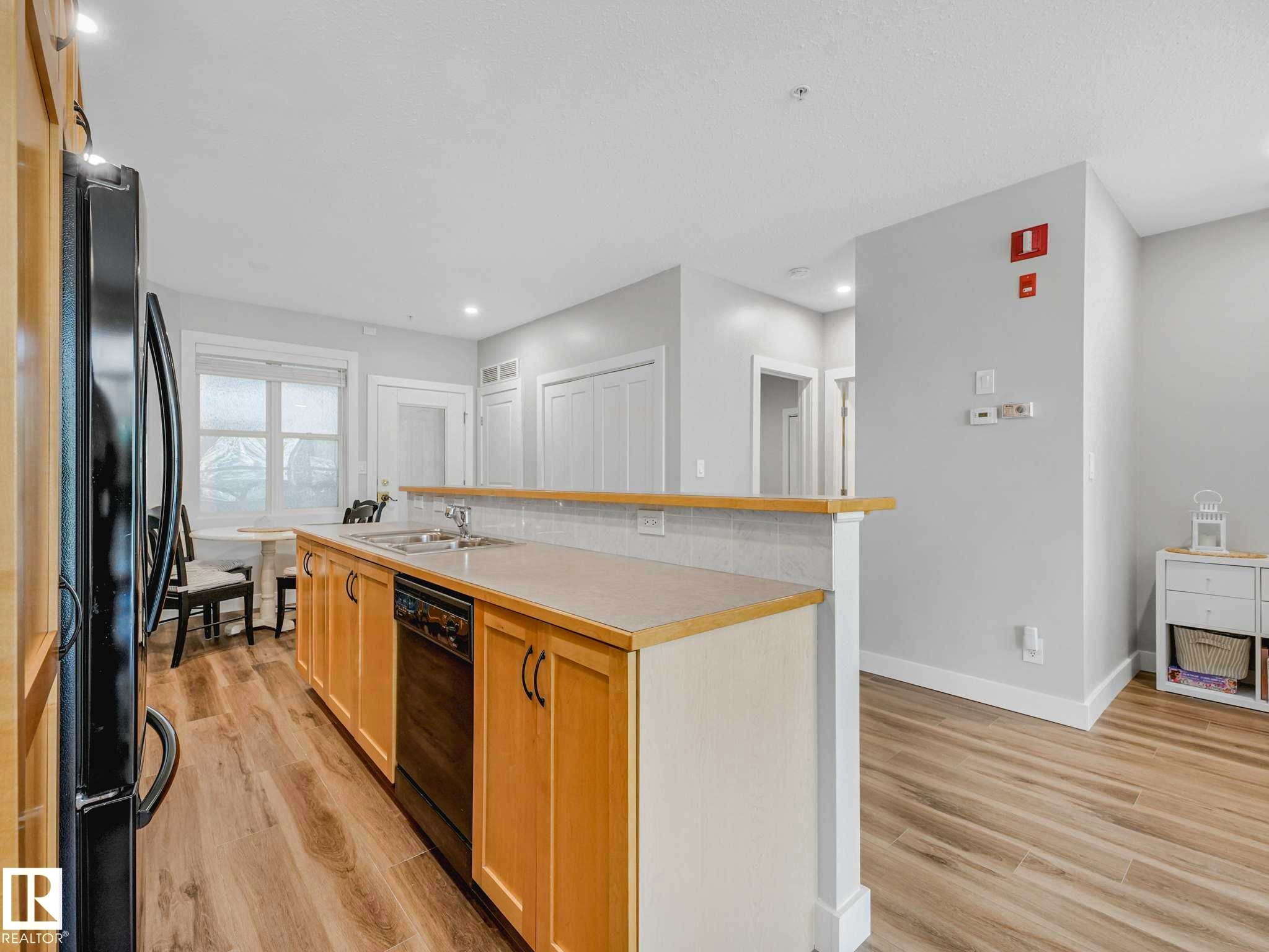 #302 11025 83 Av Nw, Edmonton, AB - Indoor Photo Showing Kitchen