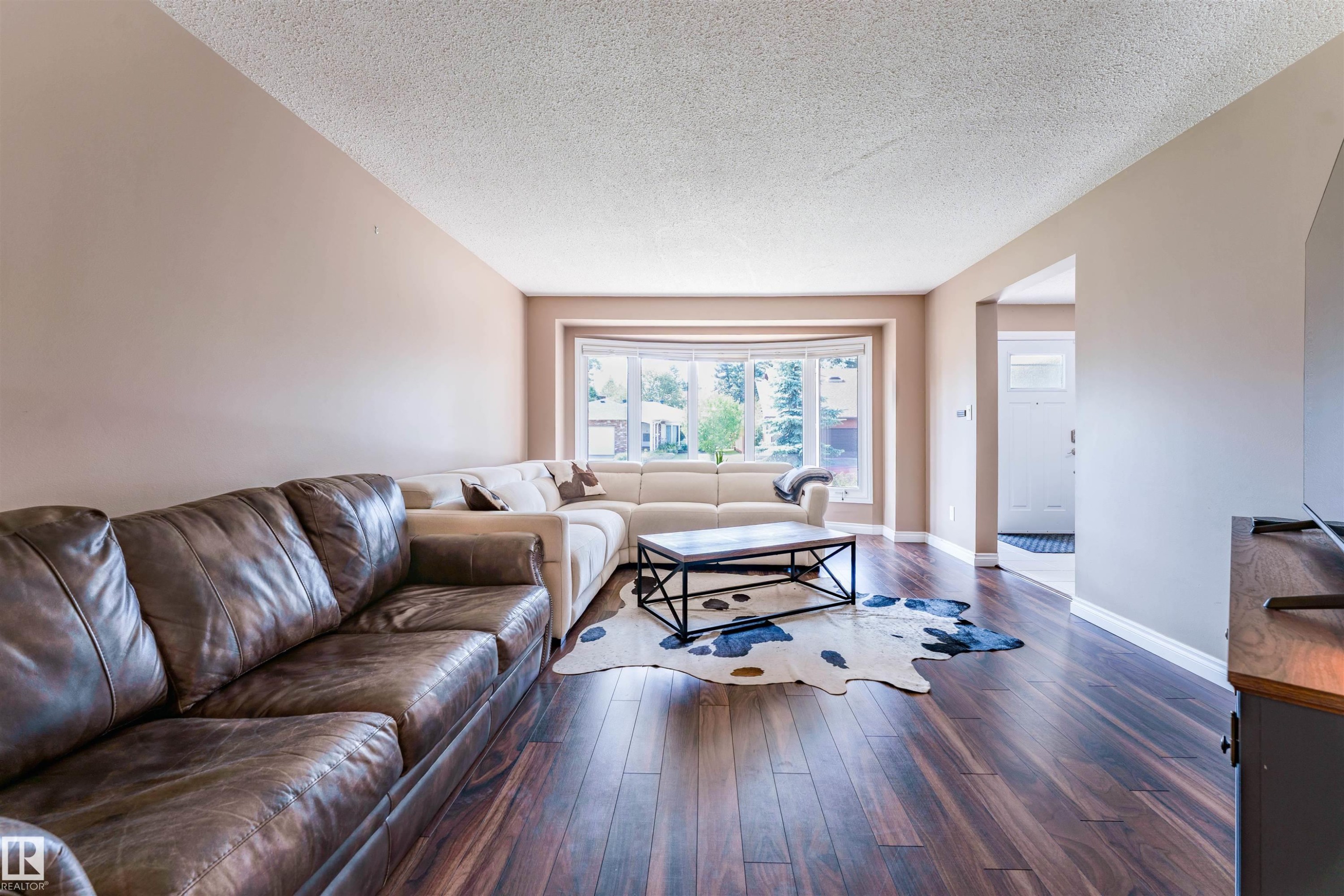 190 Gariepy Crescent Nw, Edmonton, AB - Indoor Photo Showing Living Room