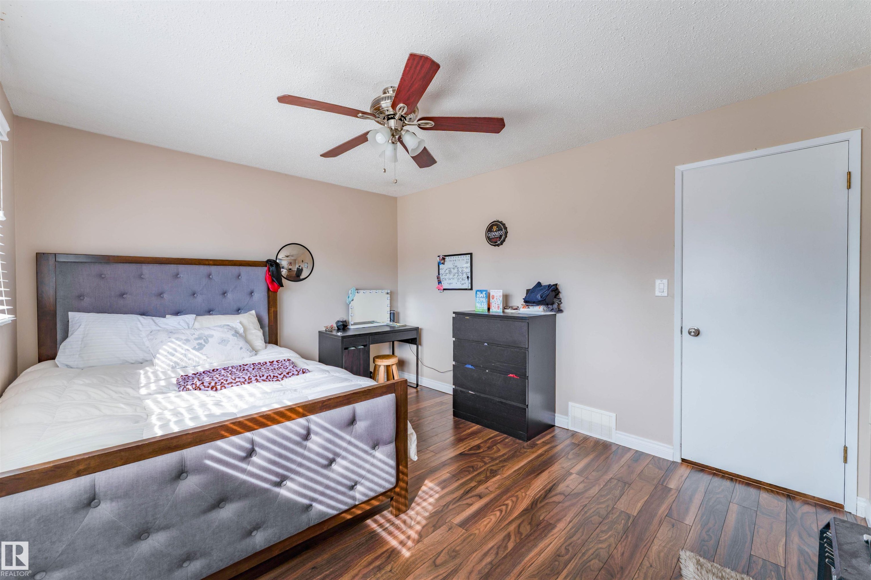 190 Gariepy Crescent Nw, Edmonton, AB - Indoor Photo Showing Bedroom