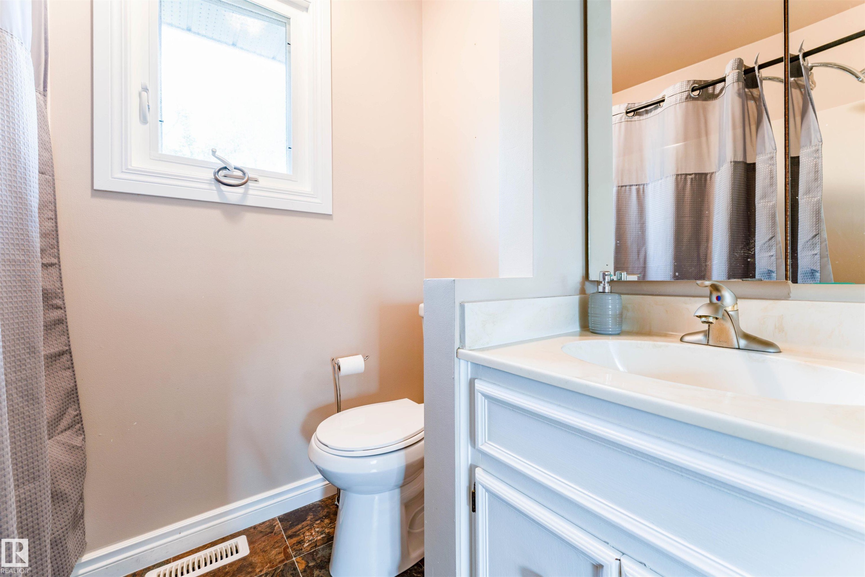 190 Gariepy Crescent Nw, Edmonton, AB - Indoor Photo Showing Bathroom