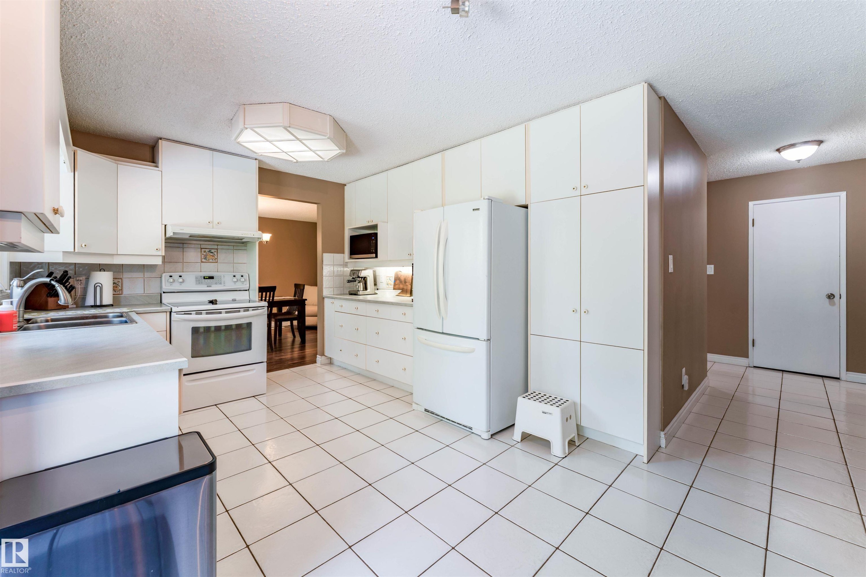 190 Gariepy Crescent Nw, Edmonton, AB - Indoor Photo Showing Kitchen