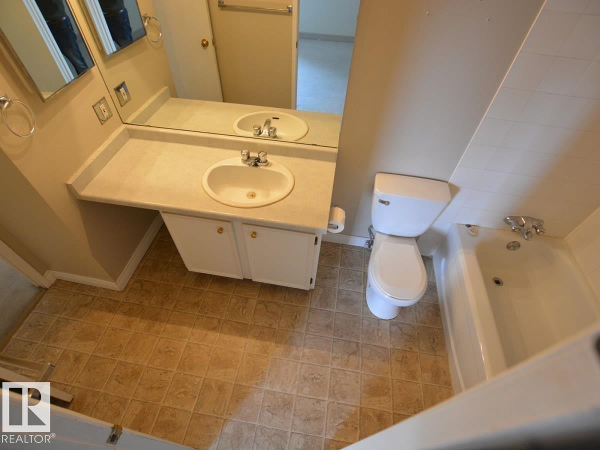 #10 2703 79 St Nw, Edmonton, AB - Indoor Photo Showing Bathroom