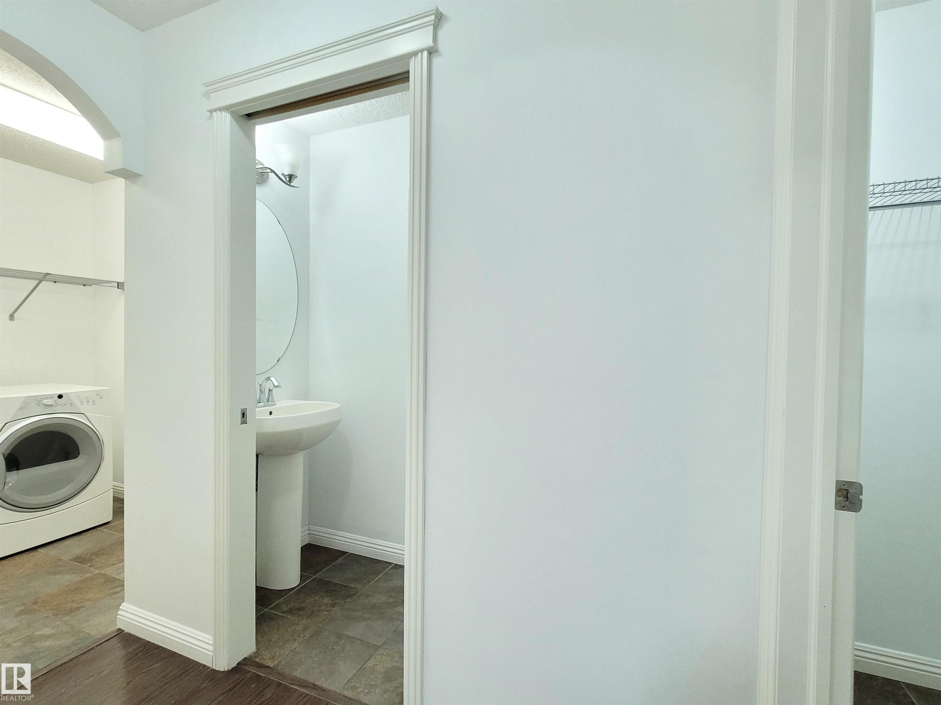 2562 Hanna Crescent Nw, Edmonton, AB - Indoor Photo Showing Laundry Room