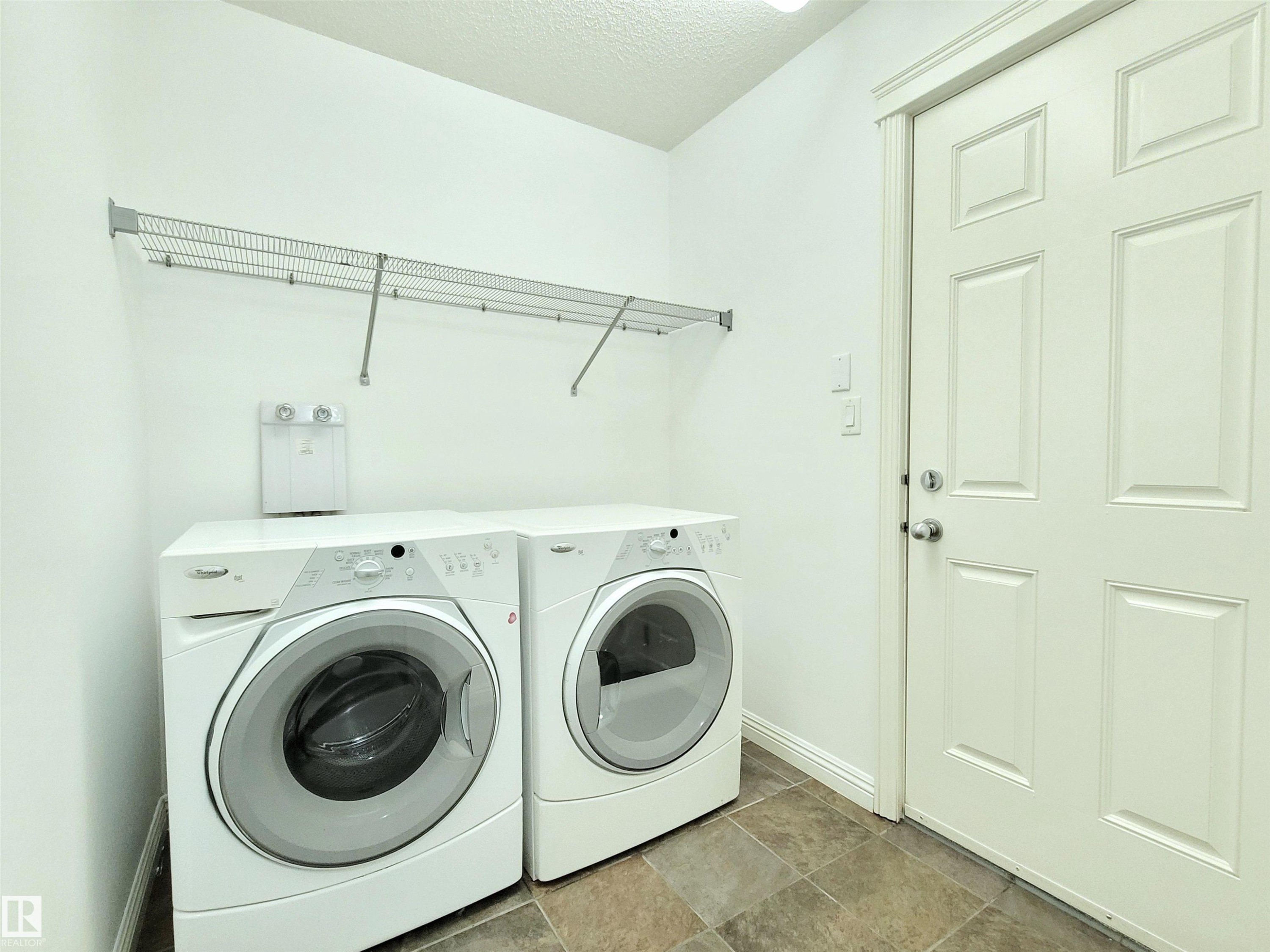 2562 Hanna Crescent Nw, Edmonton, AB - Indoor Photo Showing Other Room