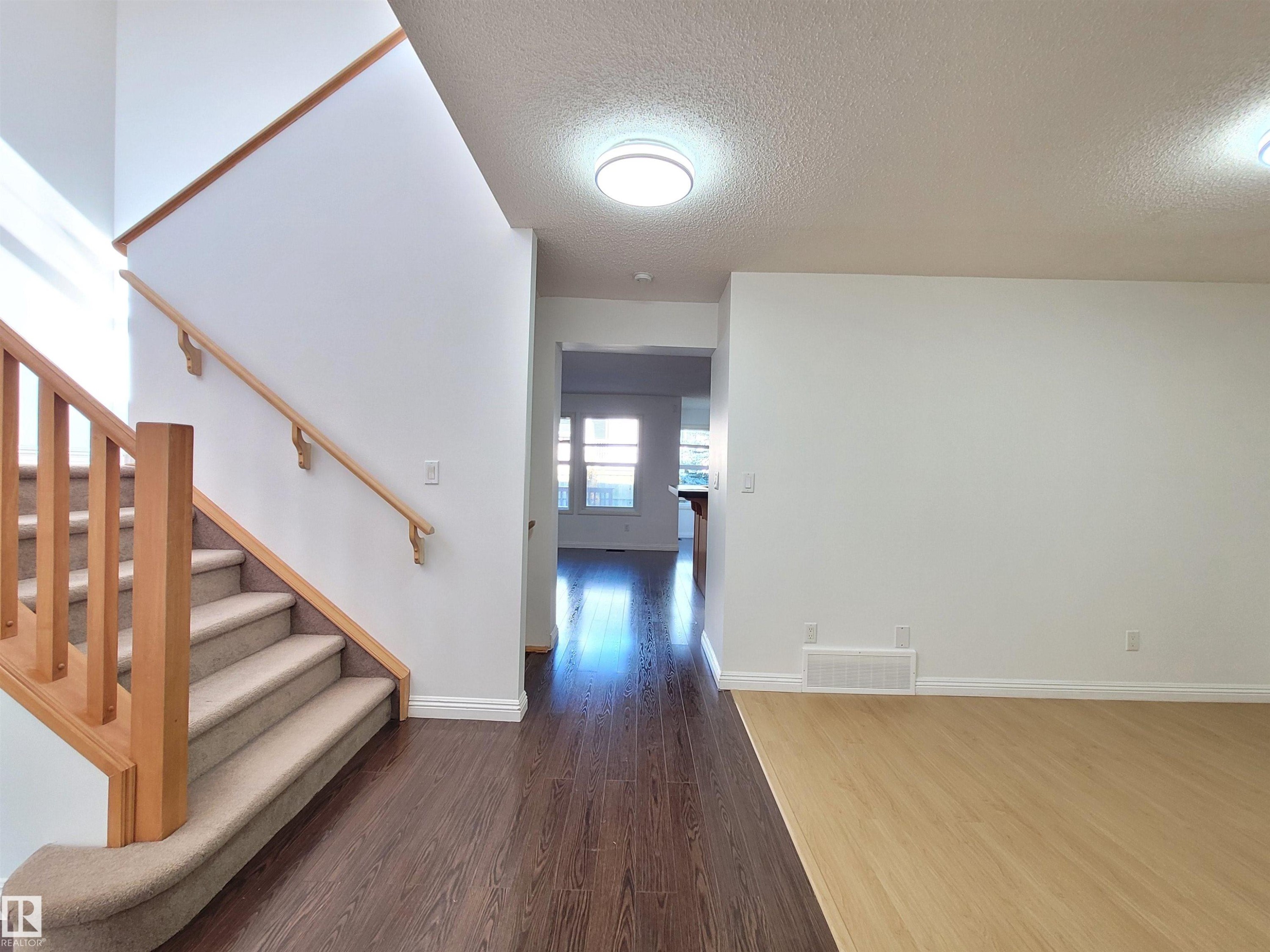 2562 Hanna Crescent Nw, Edmonton, AB - Indoor Photo Showing Kitchen