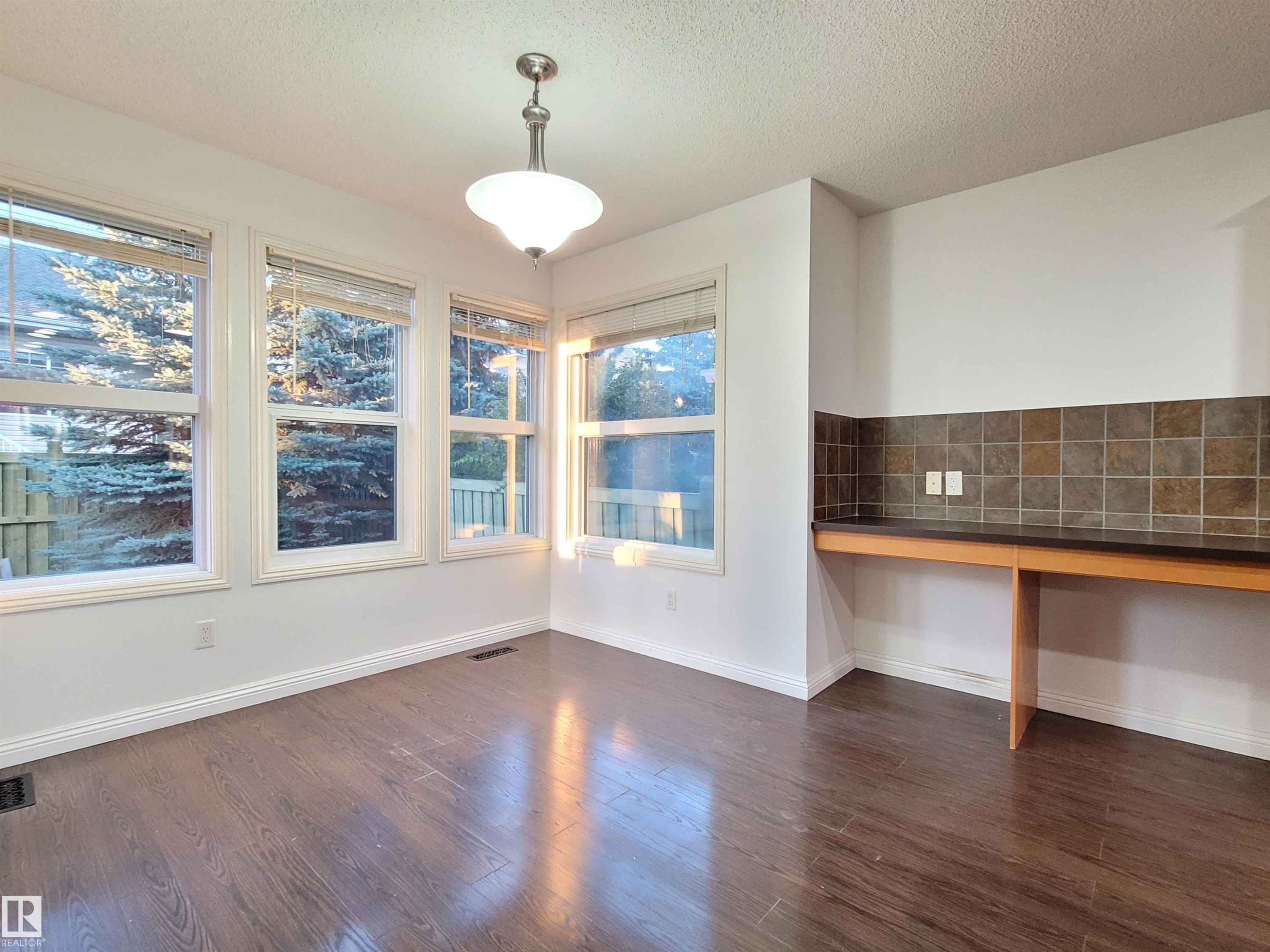 2562 Hanna Crescent Nw, Edmonton, AB - Indoor Photo Showing Other Room