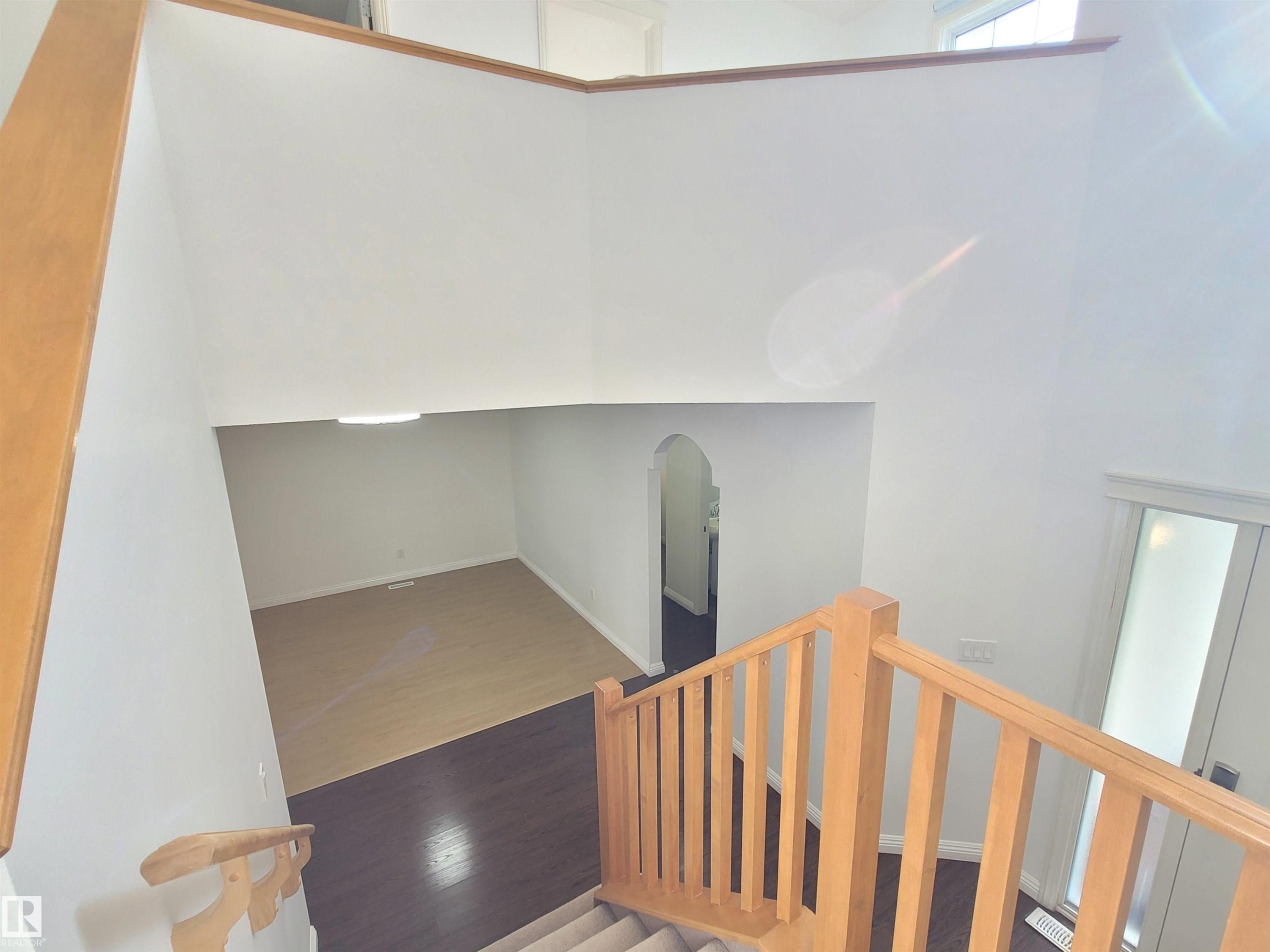 2562 Hanna Crescent Nw, Edmonton, AB - Indoor Photo Showing Other Room