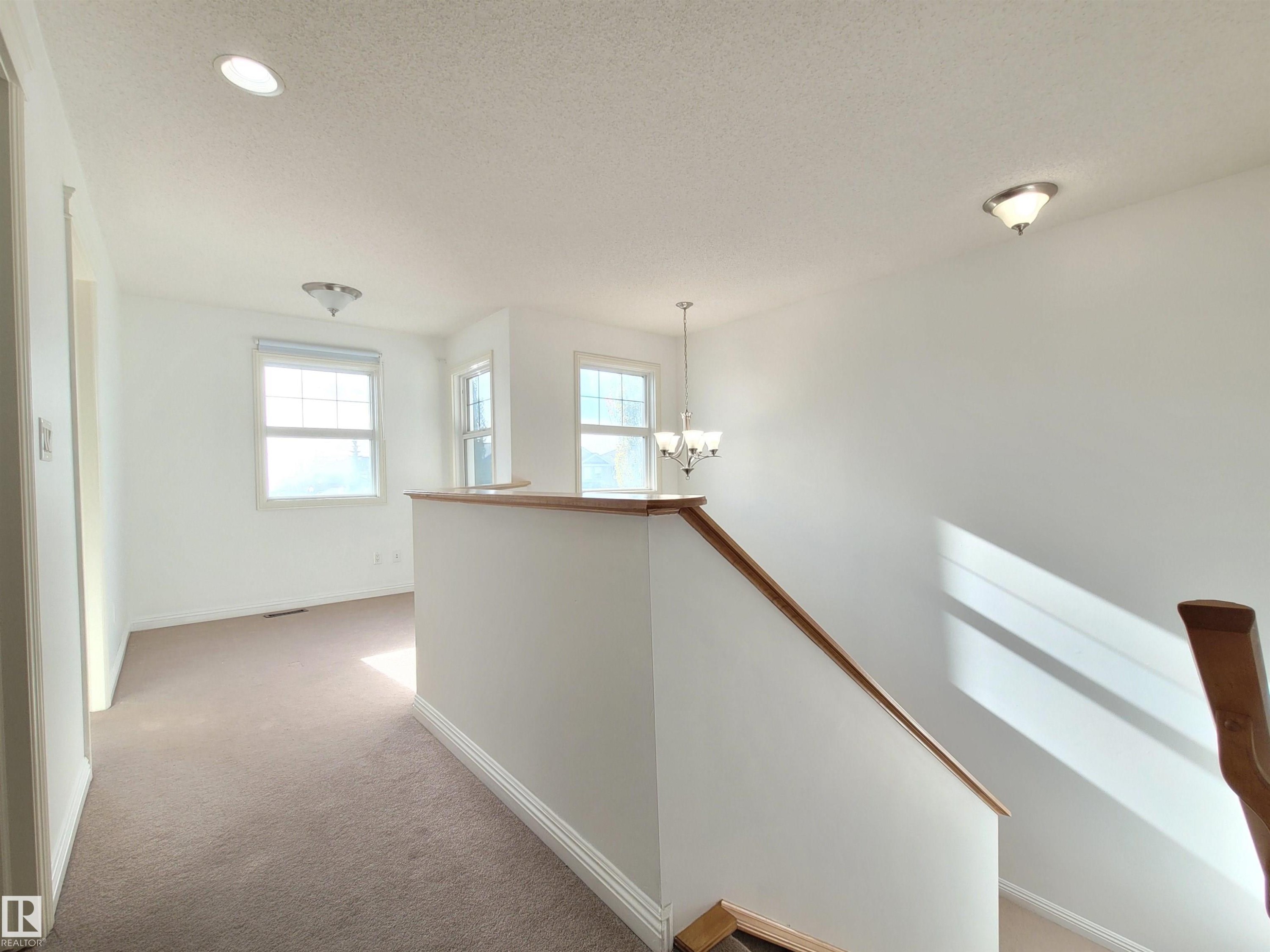 2562 Hanna Crescent Nw, Edmonton, AB - Indoor Photo Showing Other Room