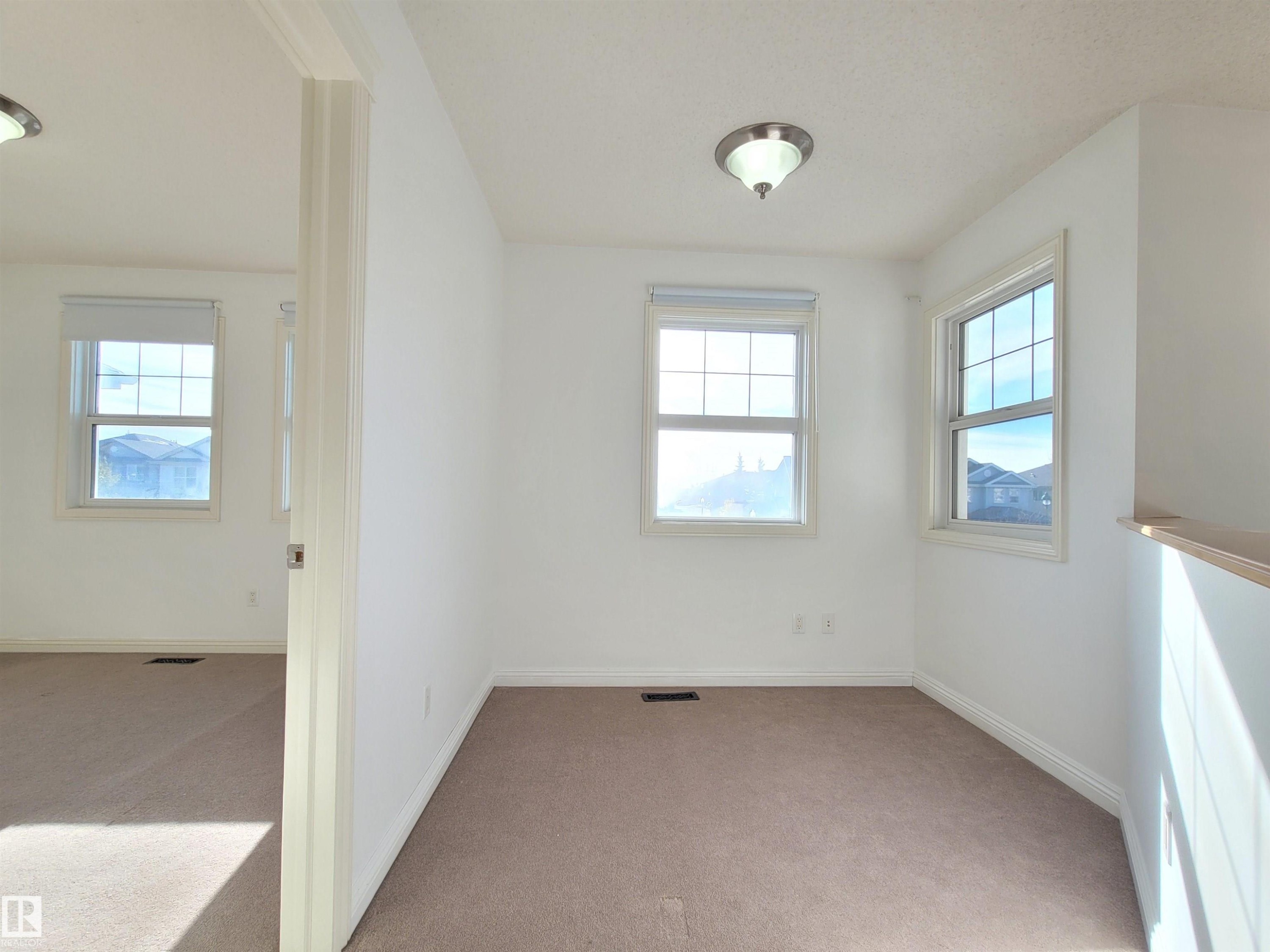 2562 Hanna Crescent Nw, Edmonton, AB - Indoor Photo Showing Other Room