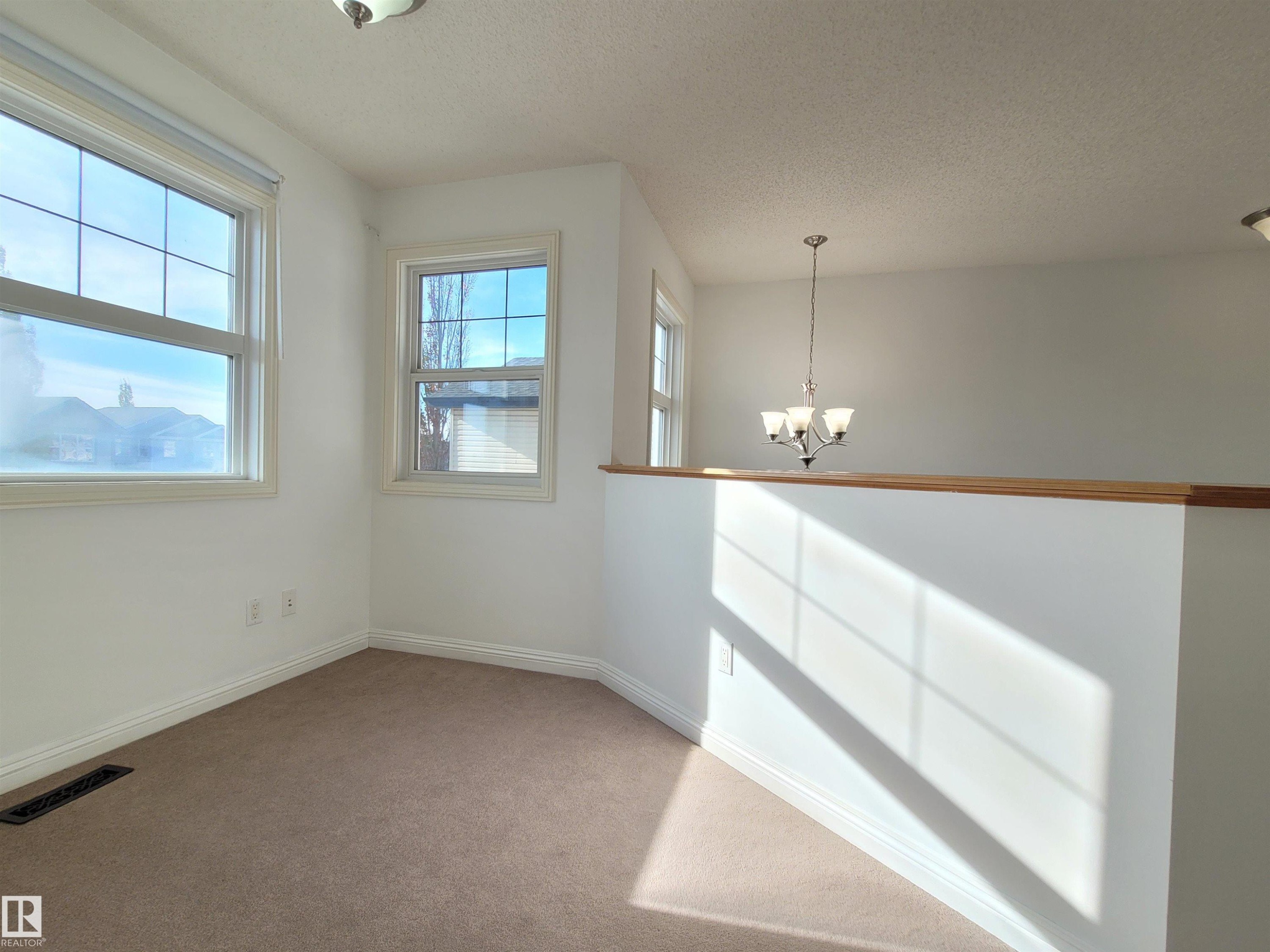 2562 Hanna Crescent Nw, Edmonton, AB - Indoor Photo Showing Other Room