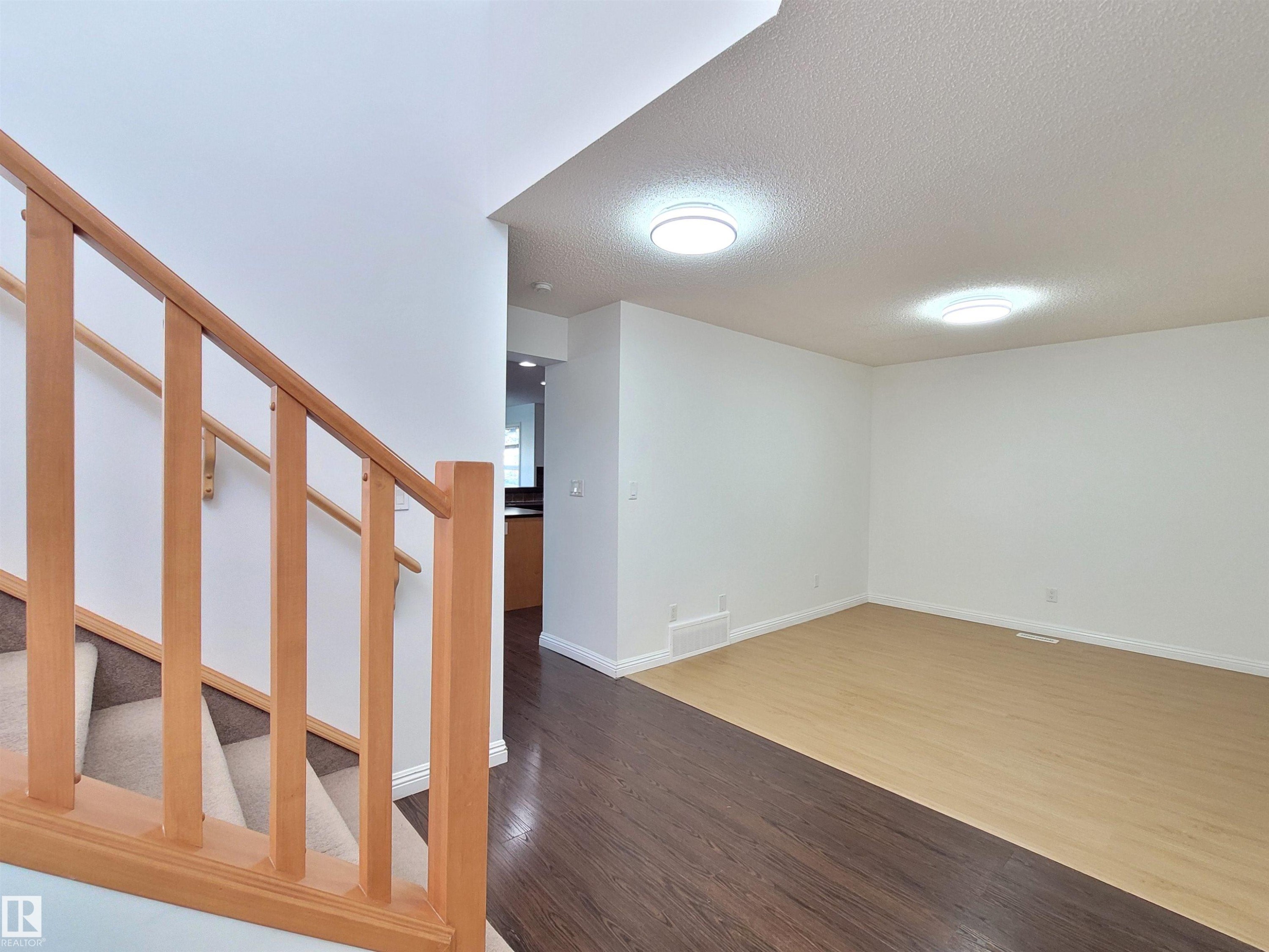 2562 Hanna Crescent Nw, Edmonton, AB - Indoor Photo Showing Other Room