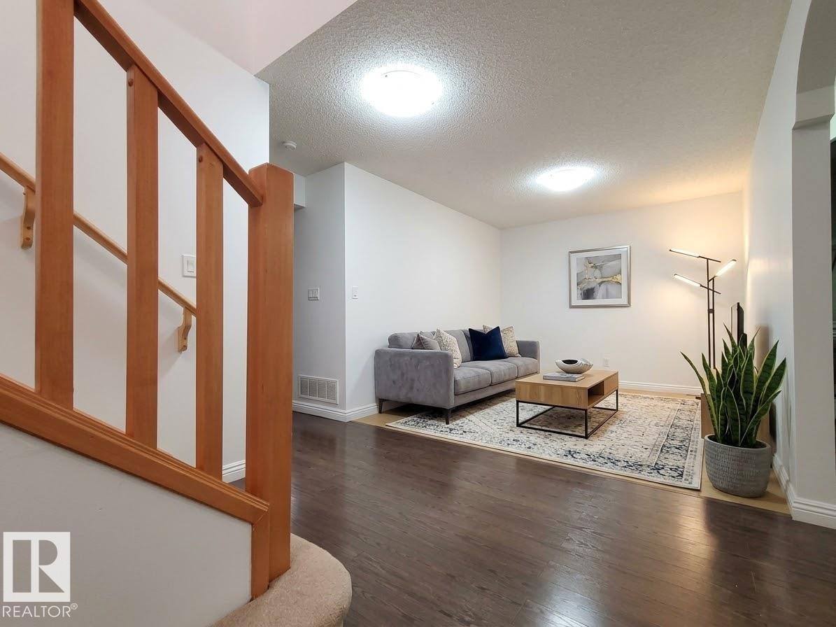 2562 Hanna Crescent Nw, Edmonton, AB - Indoor Photo Showing Other Room