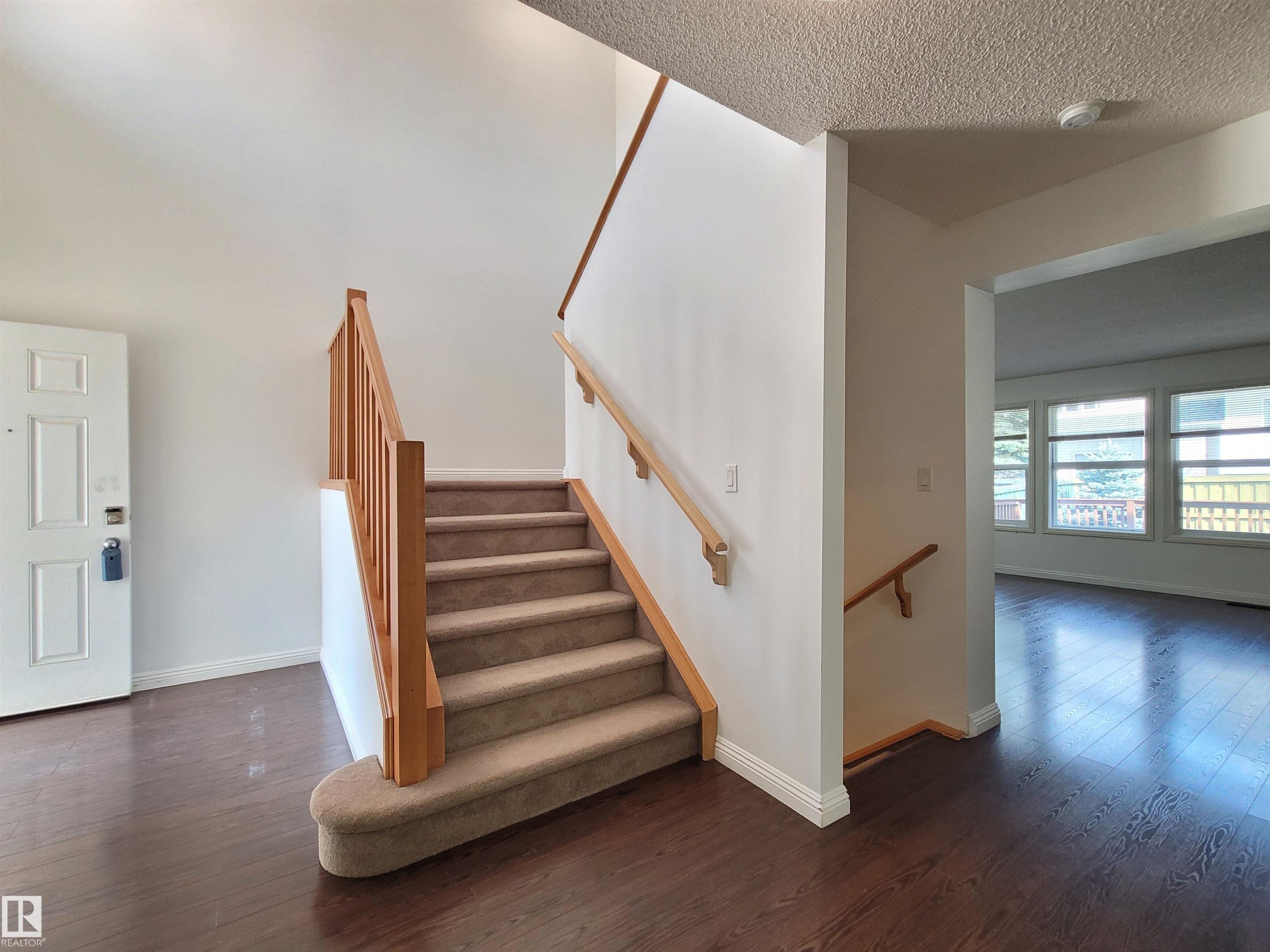 2562 Hanna Crescent Nw, Edmonton, AB - Indoor Photo Showing Laundry Room