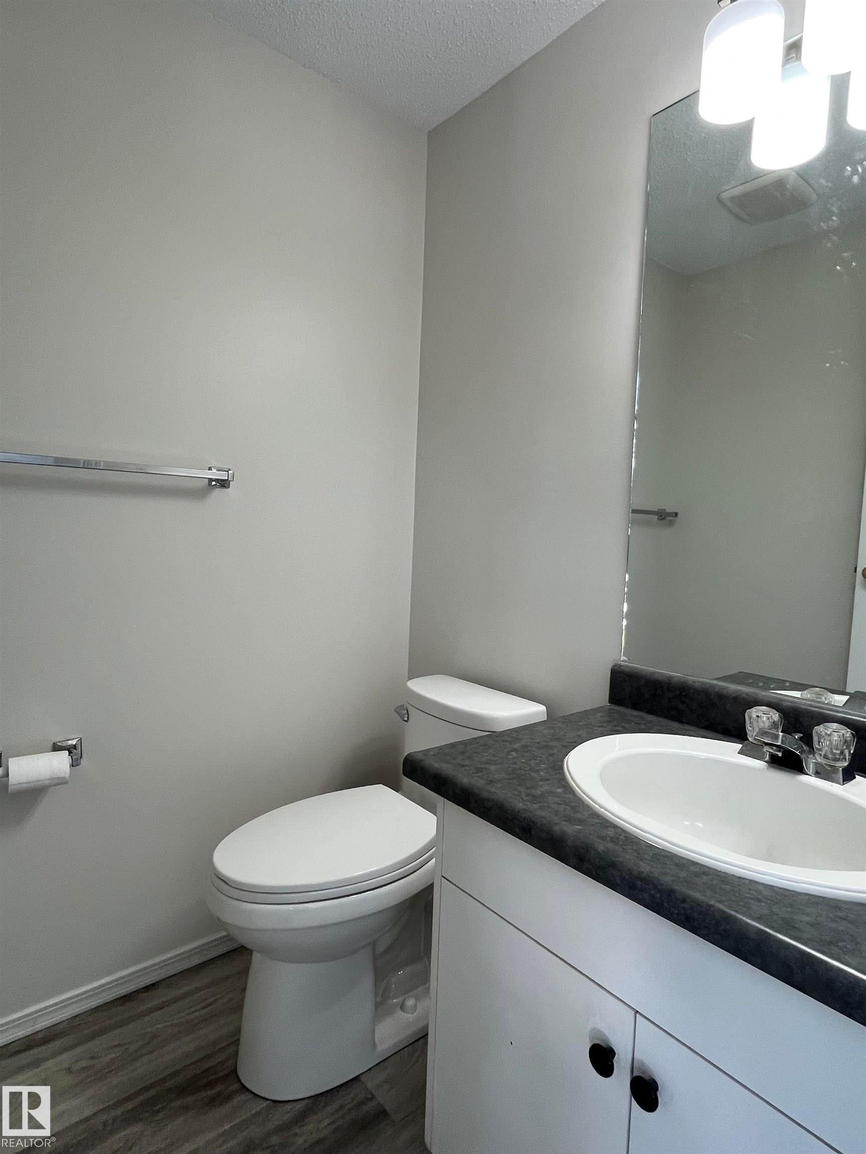#A 17 Imperial Cr, Devon, AB - Indoor Photo Showing Bathroom