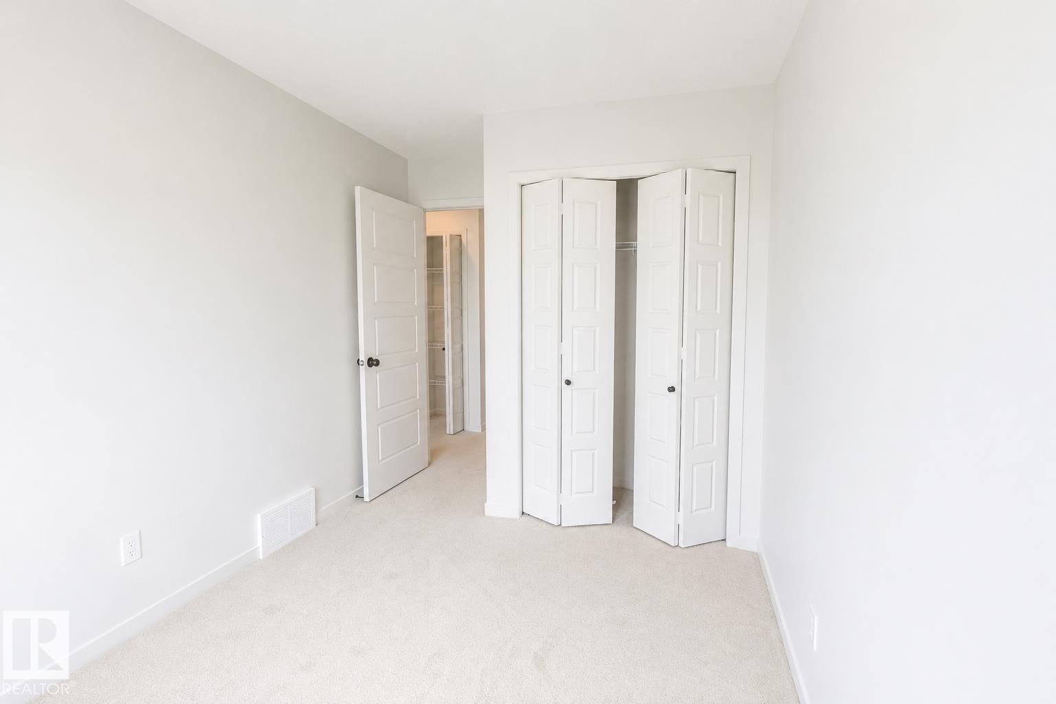 Carpeted flooring paired with neutral wall tones - 219 157 Avenue Ne, Edmonton, AB - Indoor