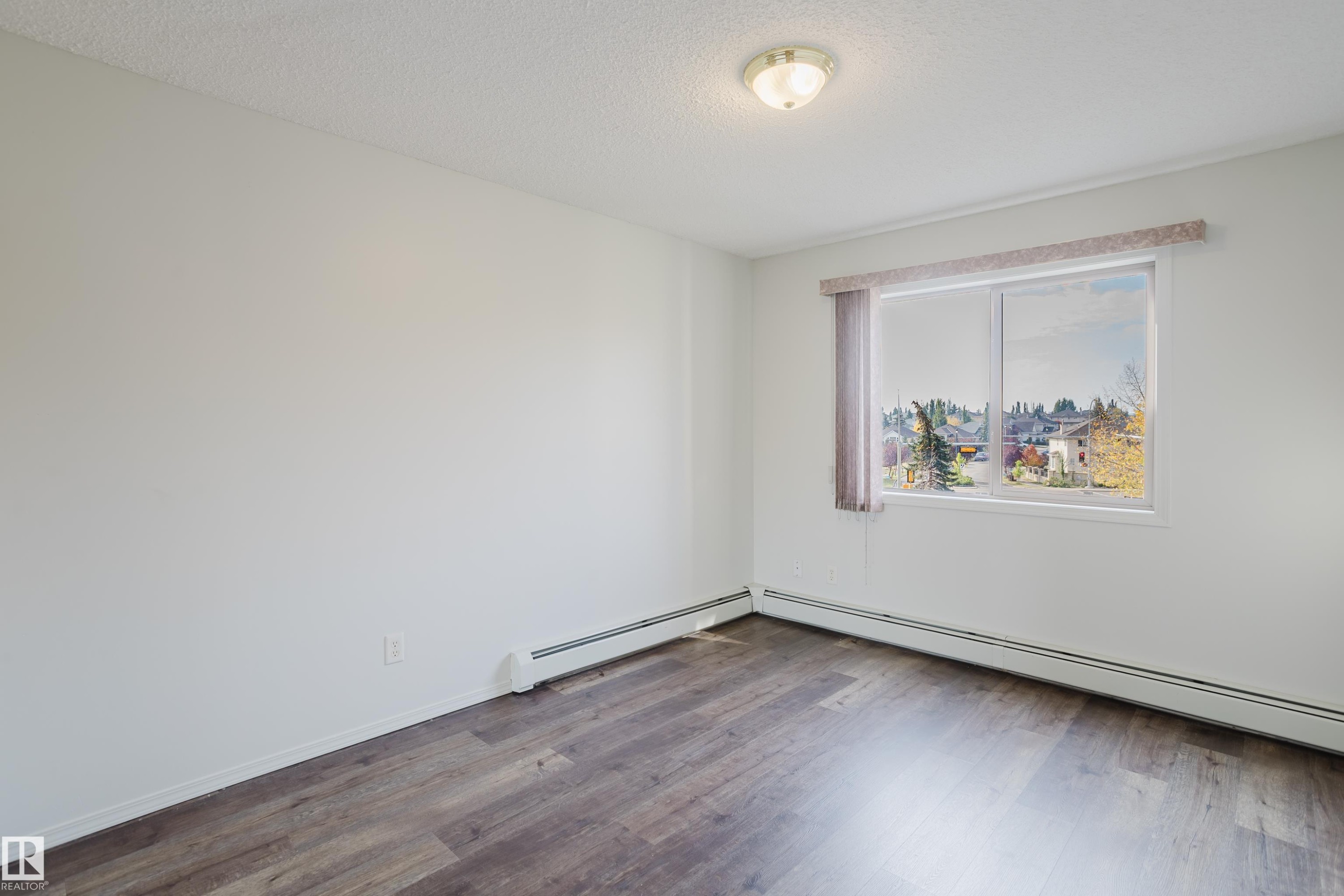 #324 2903 Rabbit Hill Rd Nw, Edmonton, AB - Indoor Photo Showing Other Room