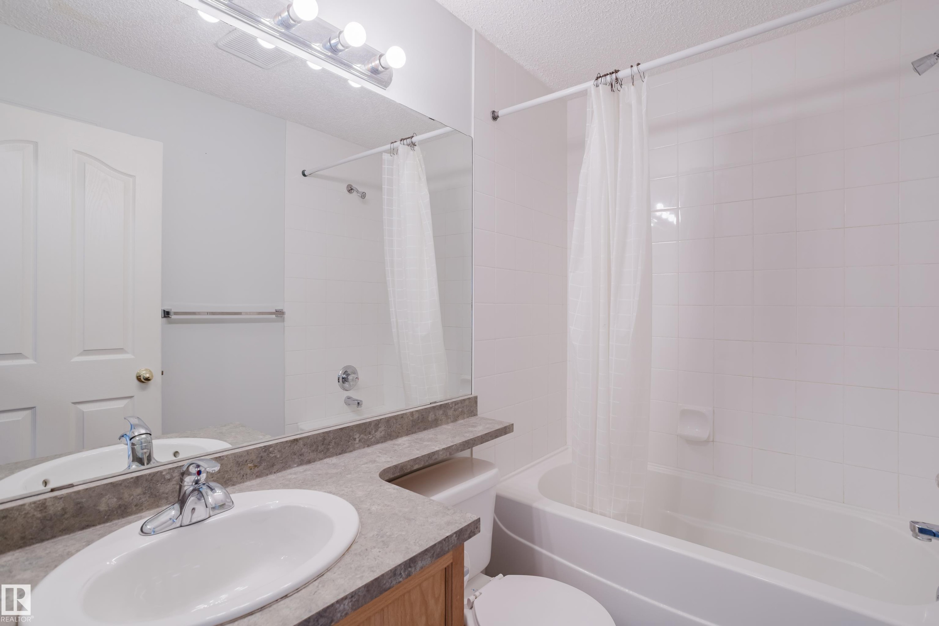 #324 2903 Rabbit Hill Rd Nw, Edmonton, AB - Indoor Photo Showing Bathroom
