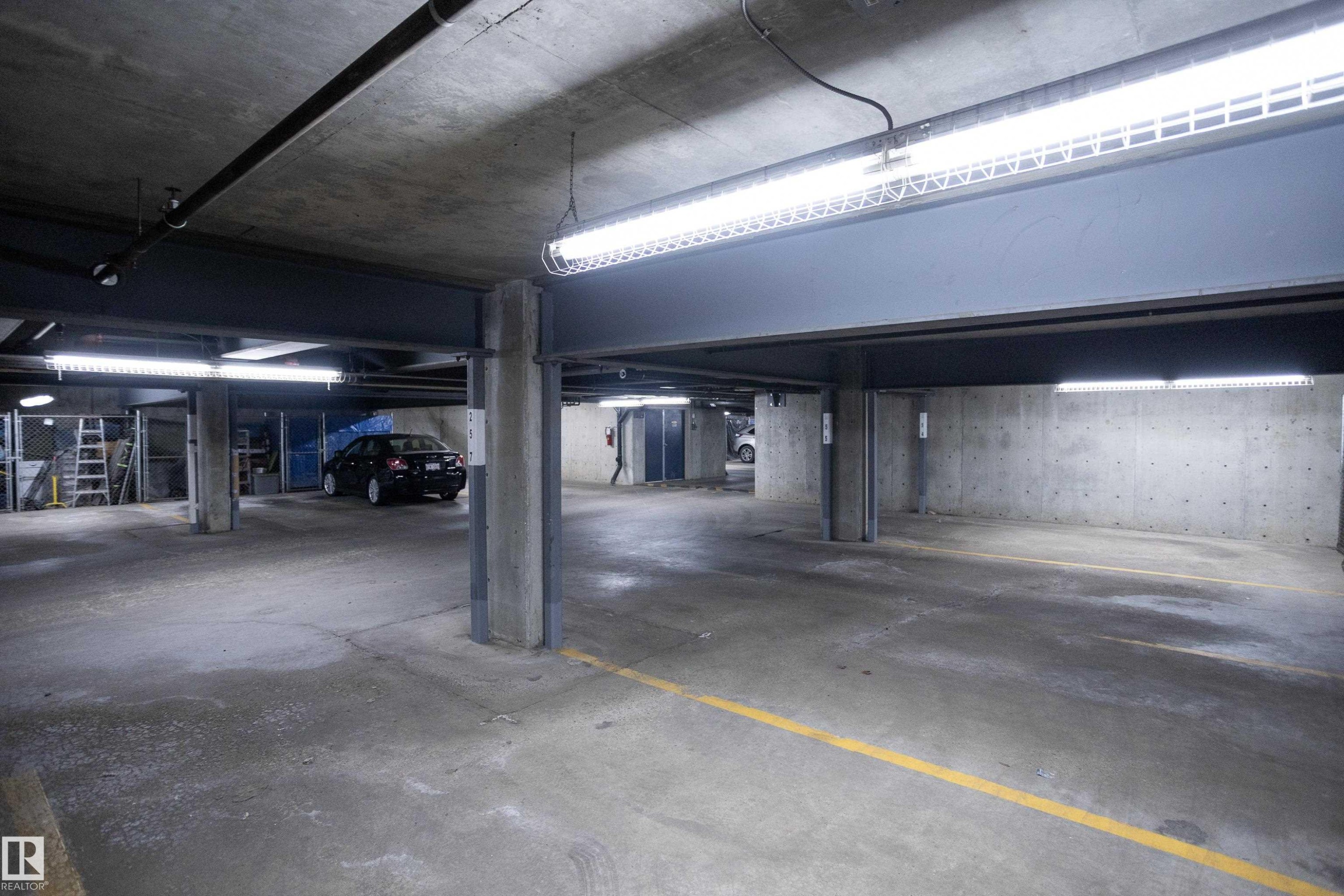 #324 2903 Rabbit Hill Rd Nw, Edmonton, AB - Indoor Photo Showing Garage