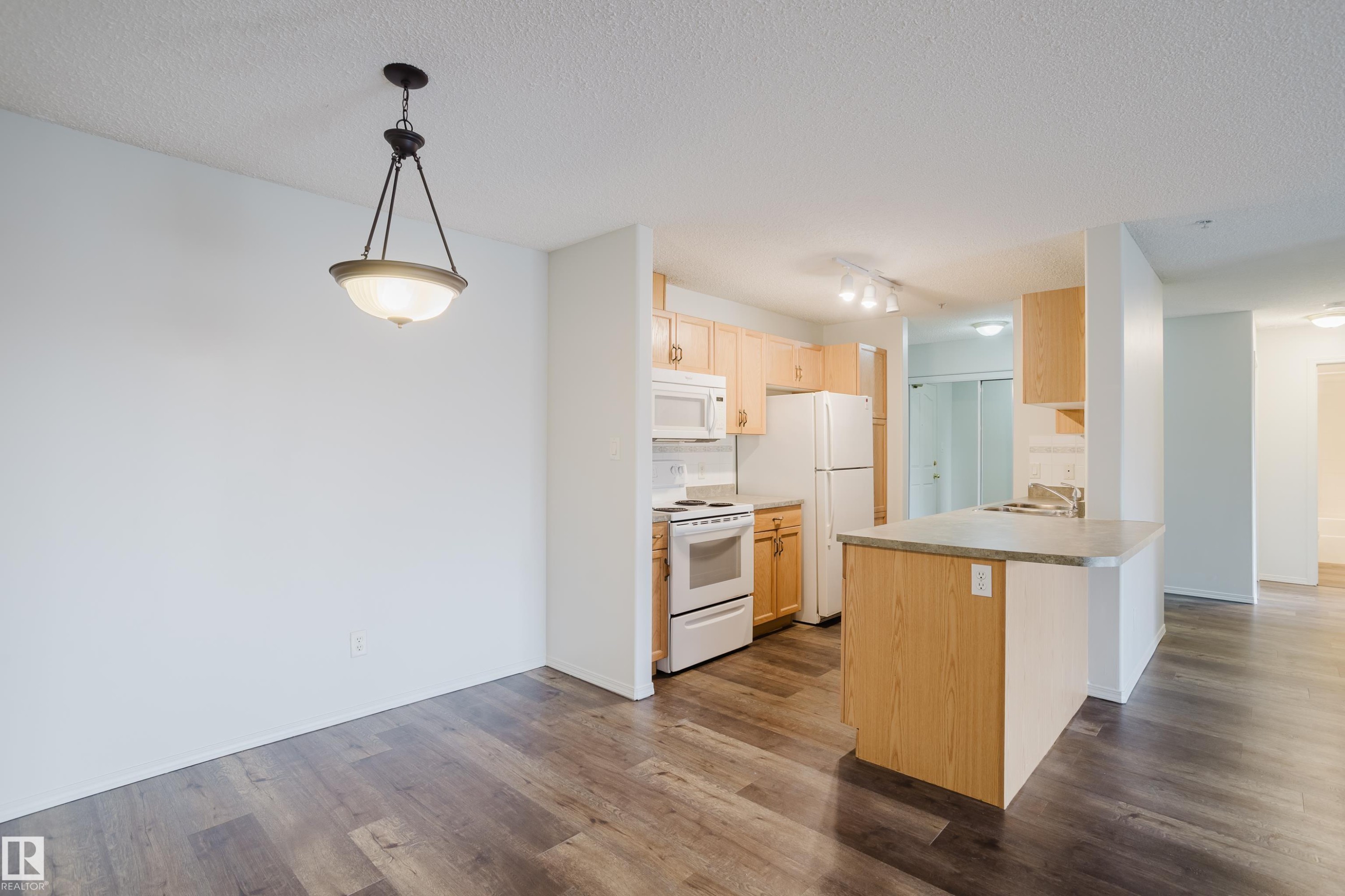 #324 2903 Rabbit Hill Rd Nw, Edmonton, AB - Indoor Photo Showing Kitchen