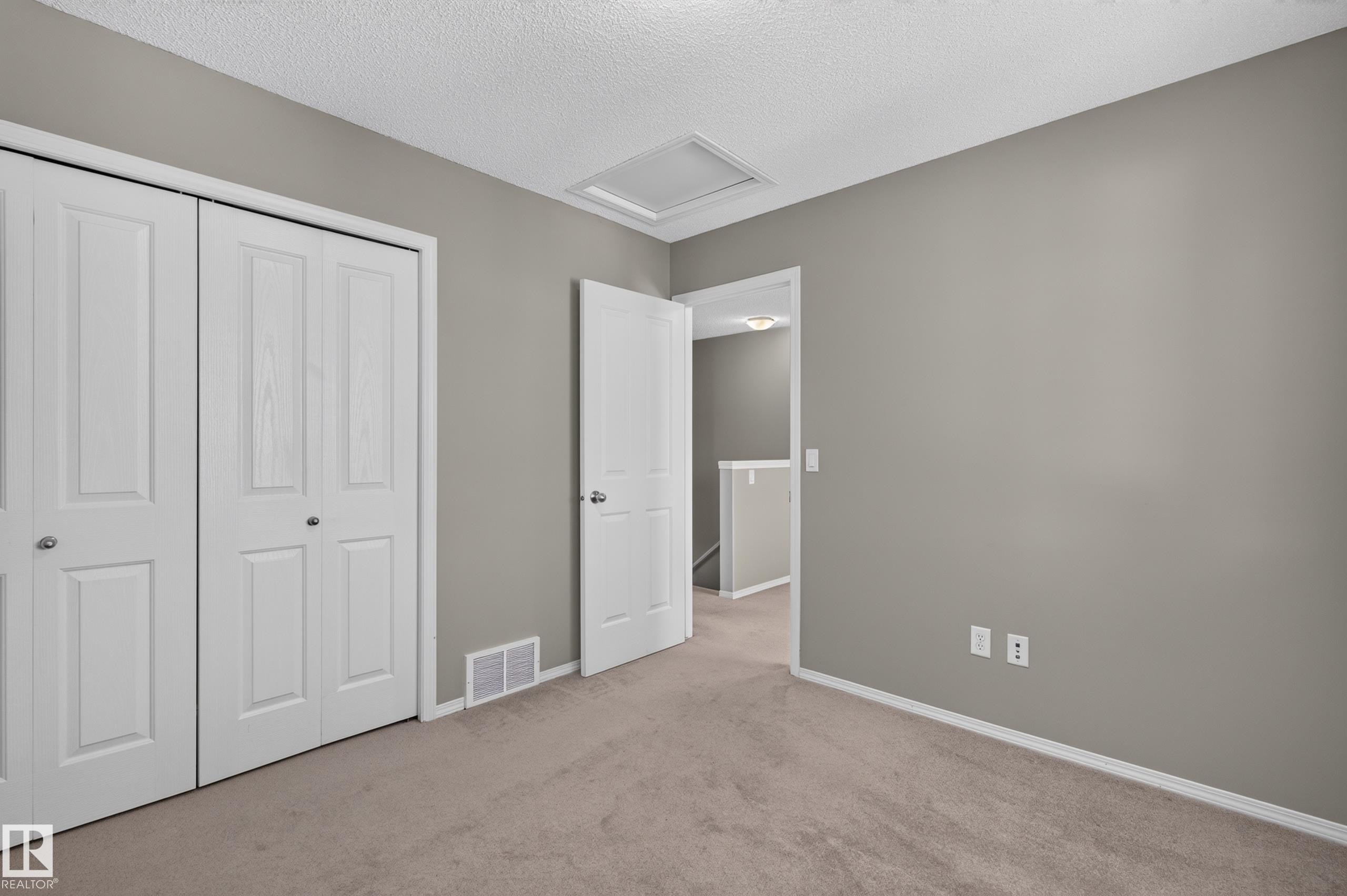 Soft gray wall finish, neutral carpet, white trim, and a white paneled door - 6008 South Terwillegar Boulevard Nw, Edmonton, AB - Indoor Photo Showing Other Room