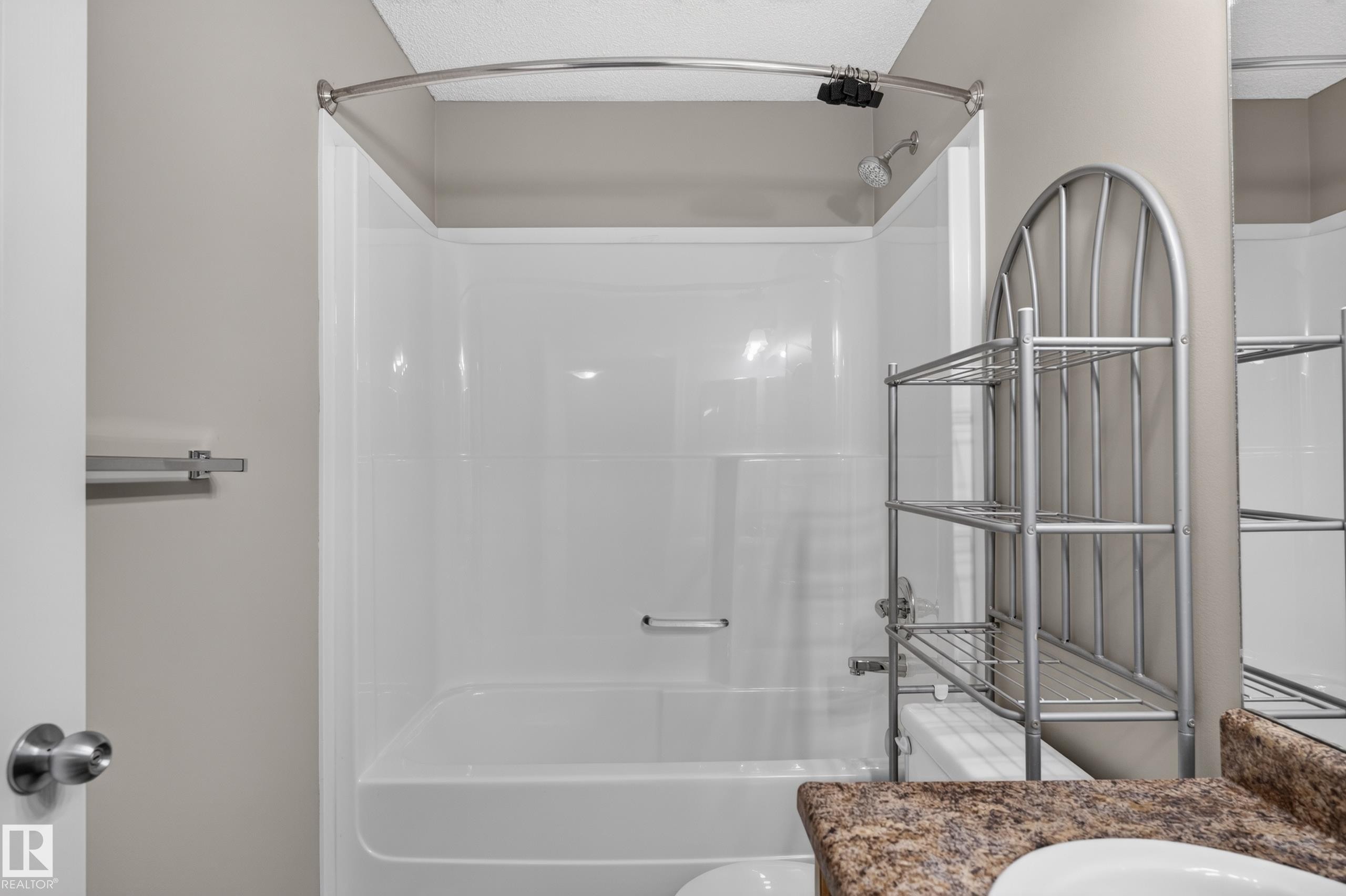 White tub and shower combination with a curved shower rod - 6008 South Terwillegar Boulevard Nw, Edmonton, AB - Indoor Photo Showing Bathroom