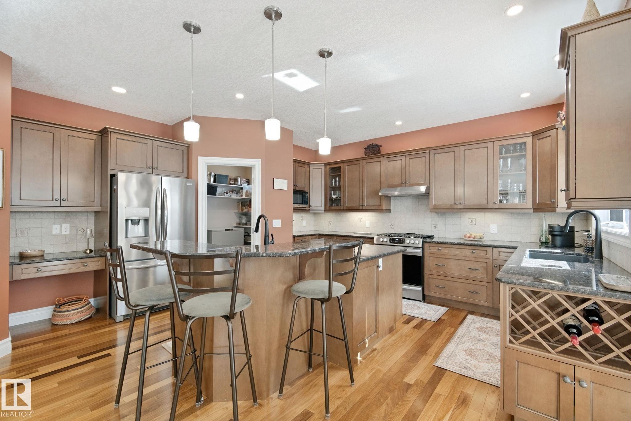 18 Embassy Place, St. Albert, AB - Indoor Photo Showing Kitchen With Double Sink With Upgraded Kitchen