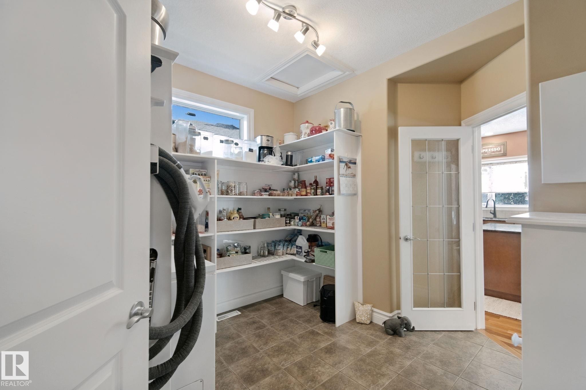 18 Embassy Place, St. Albert, AB - Indoor