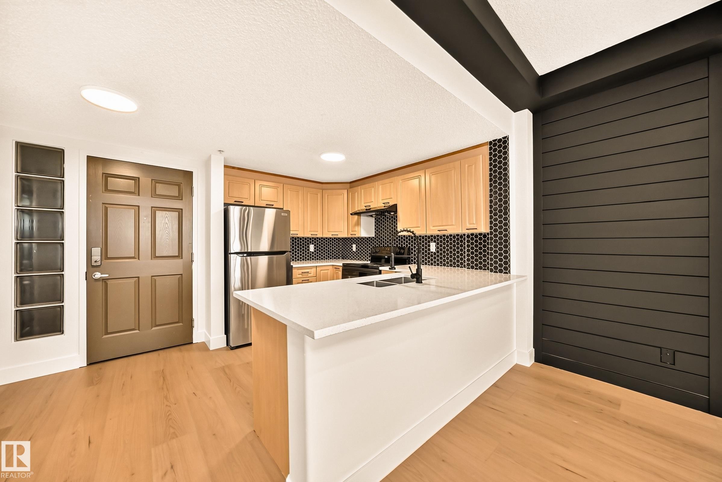#323 6315 135 Av Nw, Edmonton, AB - Indoor Photo Showing Kitchen