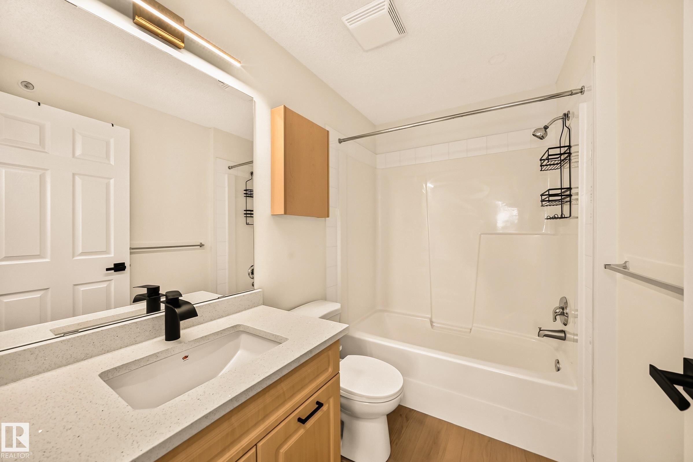 #323 6315 135 Av Nw, Edmonton, AB - Indoor Photo Showing Bathroom