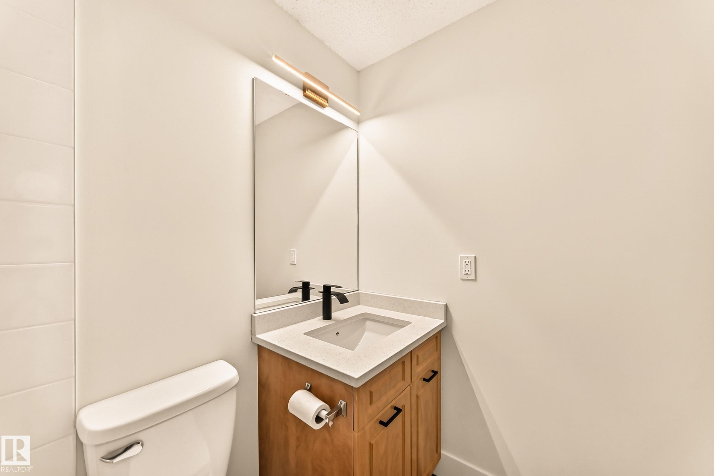 #323 6315 135 Av Nw, Edmonton, AB - Indoor Photo Showing Bathroom