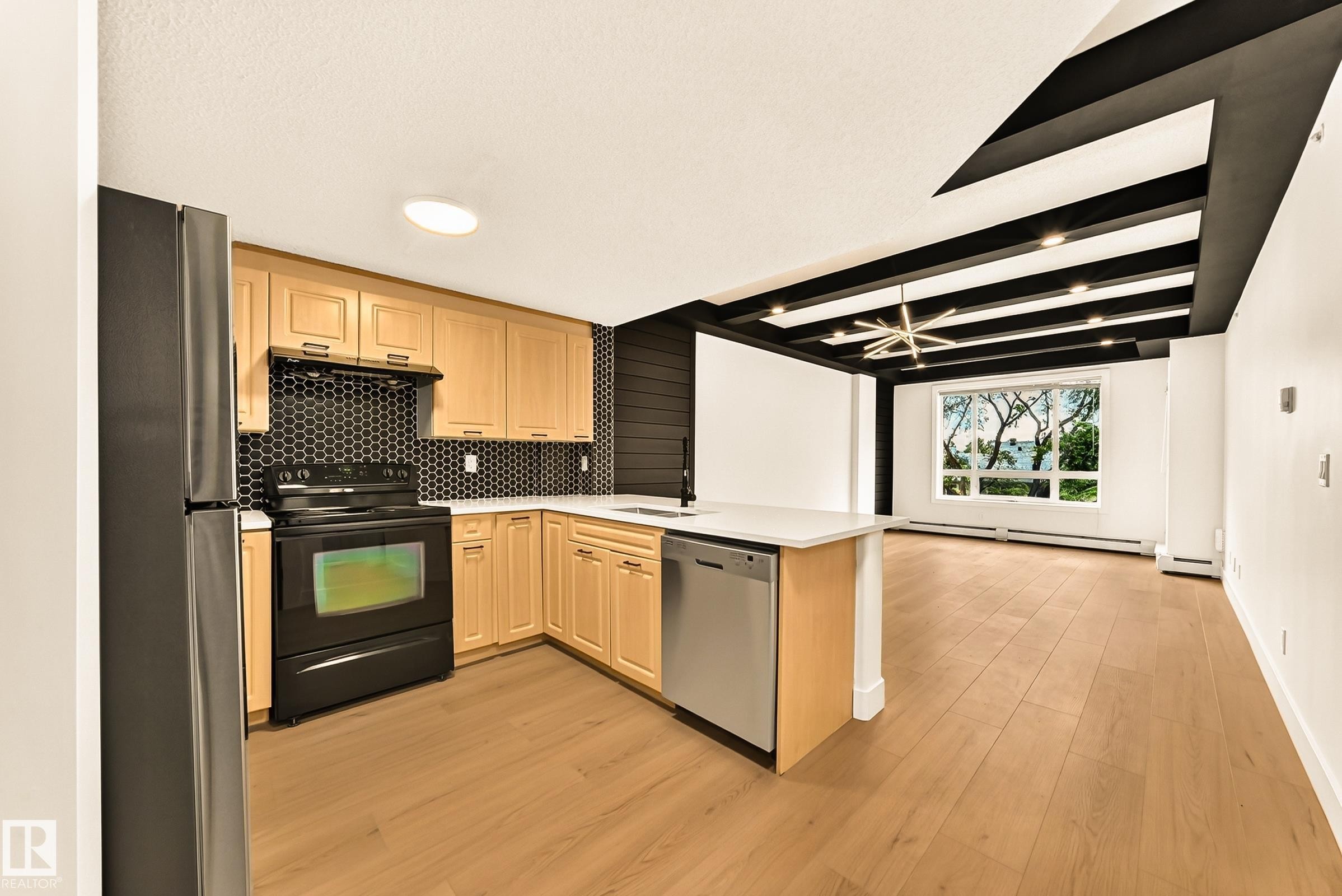 #323 6315 135 Av Nw, Edmonton, AB - Indoor Photo Showing Kitchen