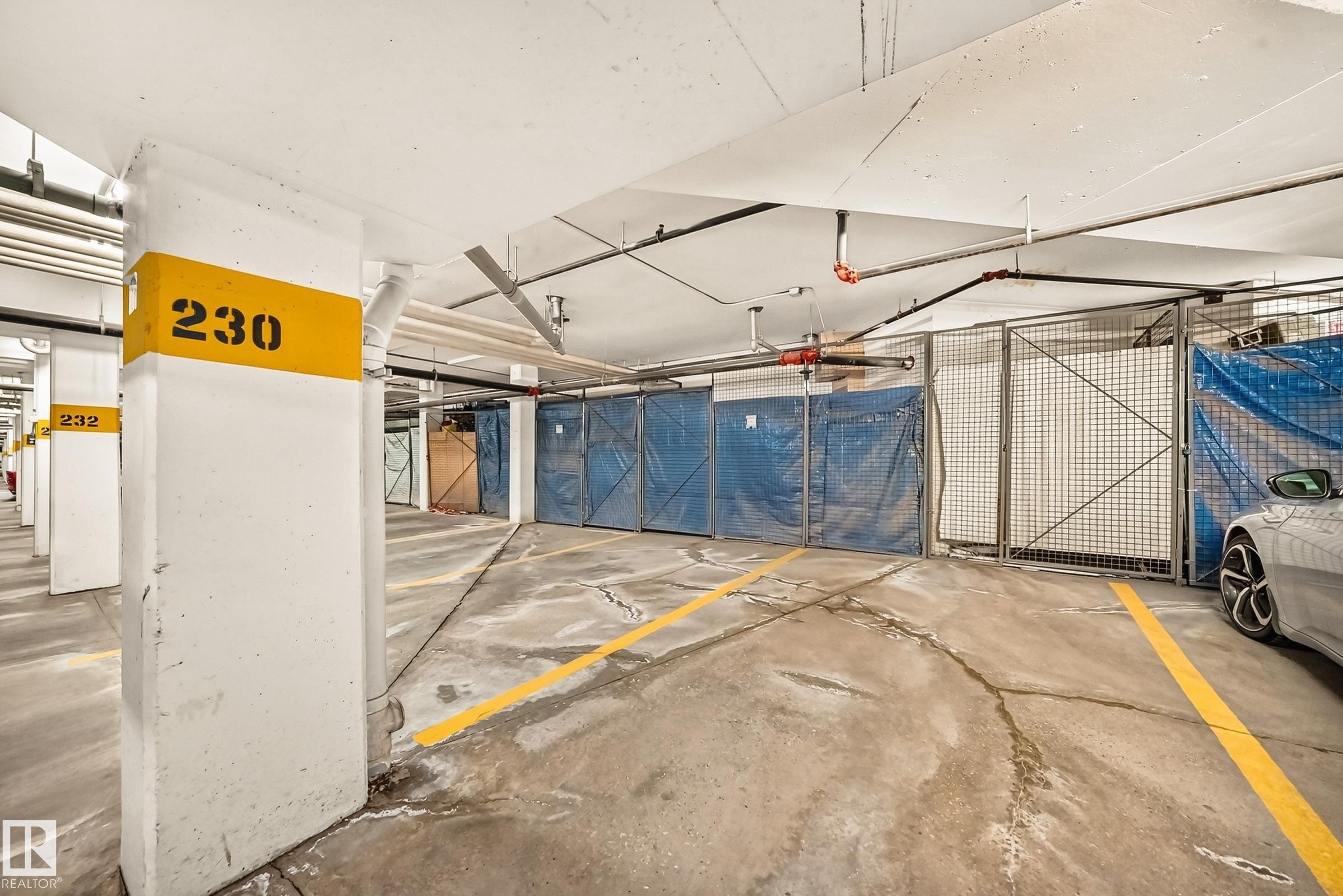 #323 6315 135 Av Nw, Edmonton, AB - Indoor Photo Showing Garage