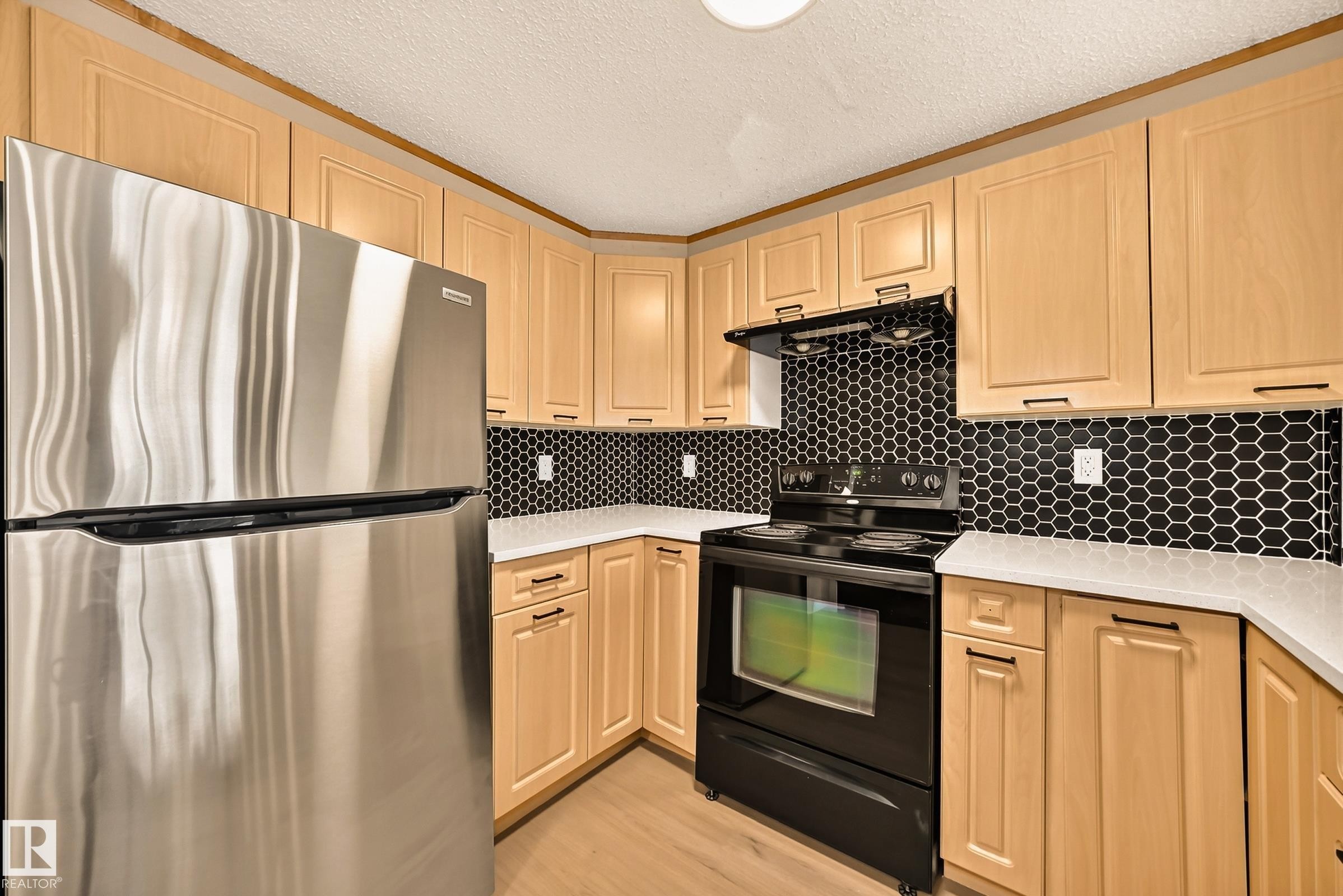 #323 6315 135 Av Nw, Edmonton, AB - Indoor Photo Showing Kitchen