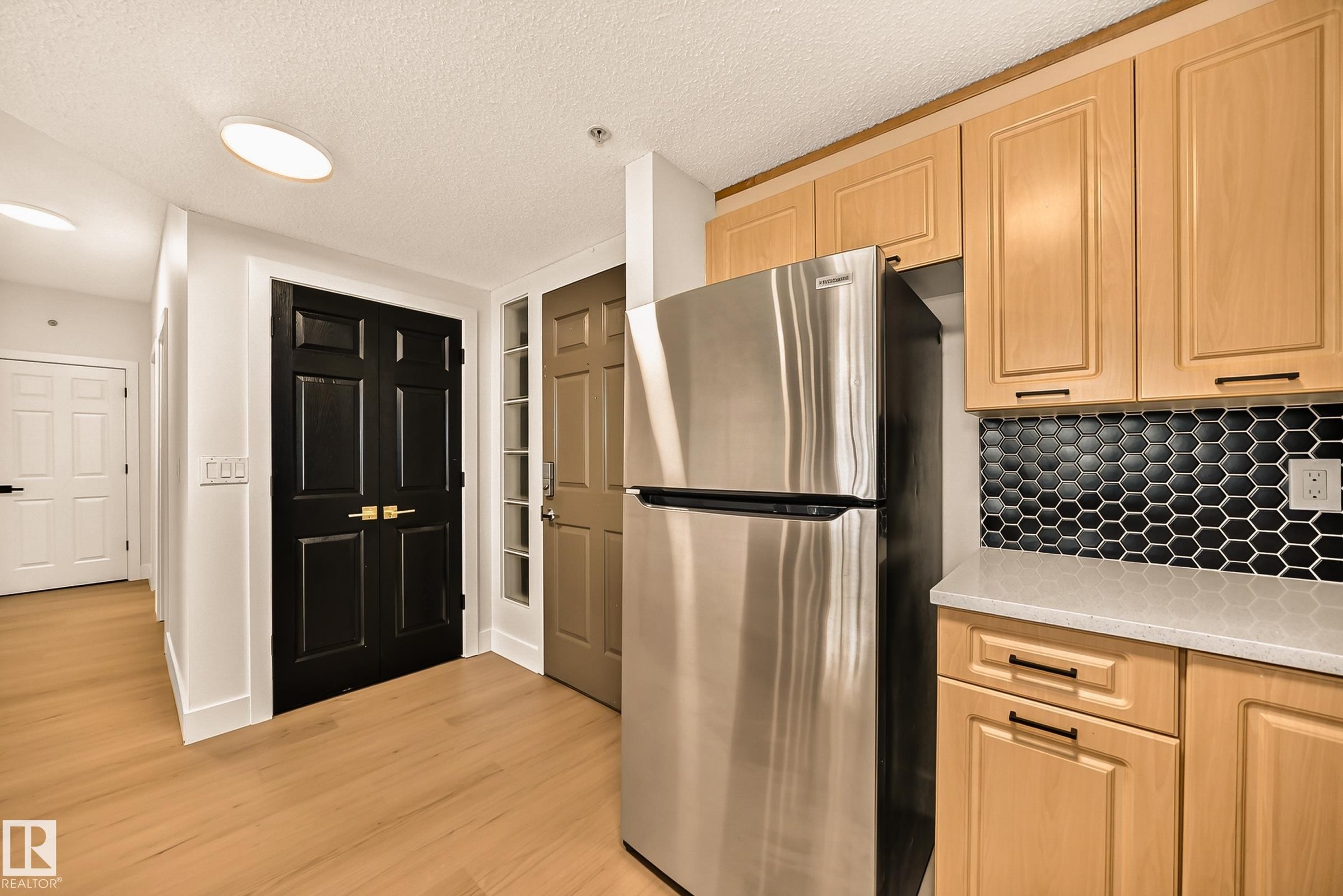 #323 6315 135 Av Nw, Edmonton, AB - Indoor Photo Showing Kitchen