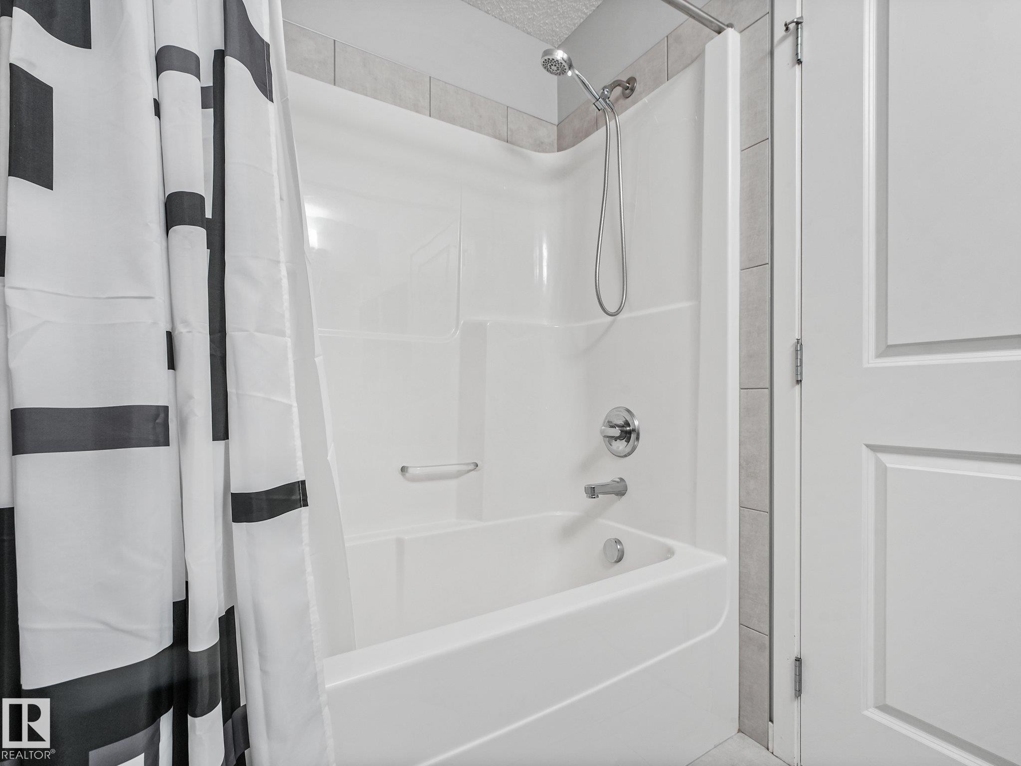 17629 60A Street Nw, Edmonton, AB - Indoor Photo Showing Bathroom