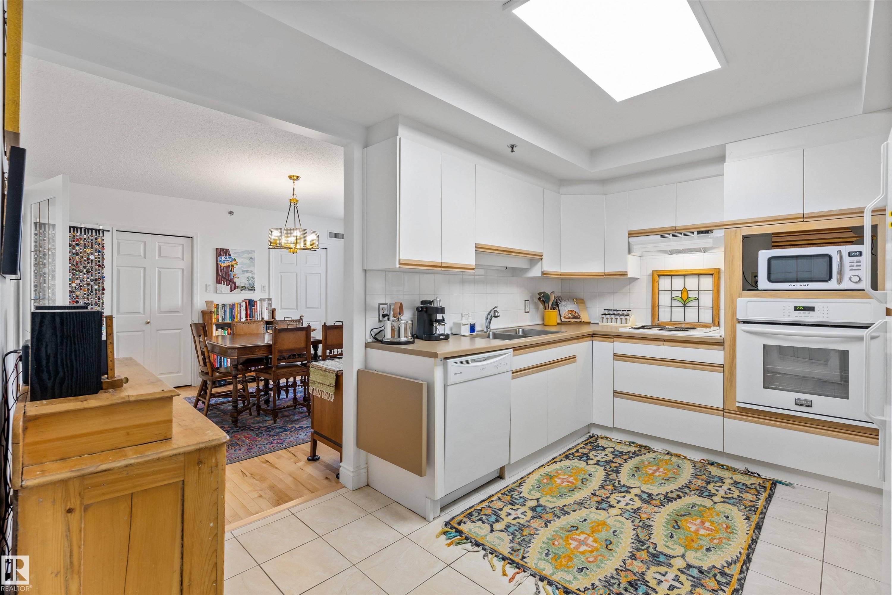 #205 9131 99 St Nw, Edmonton, AB - Indoor Photo Showing Kitchen With Double Sink