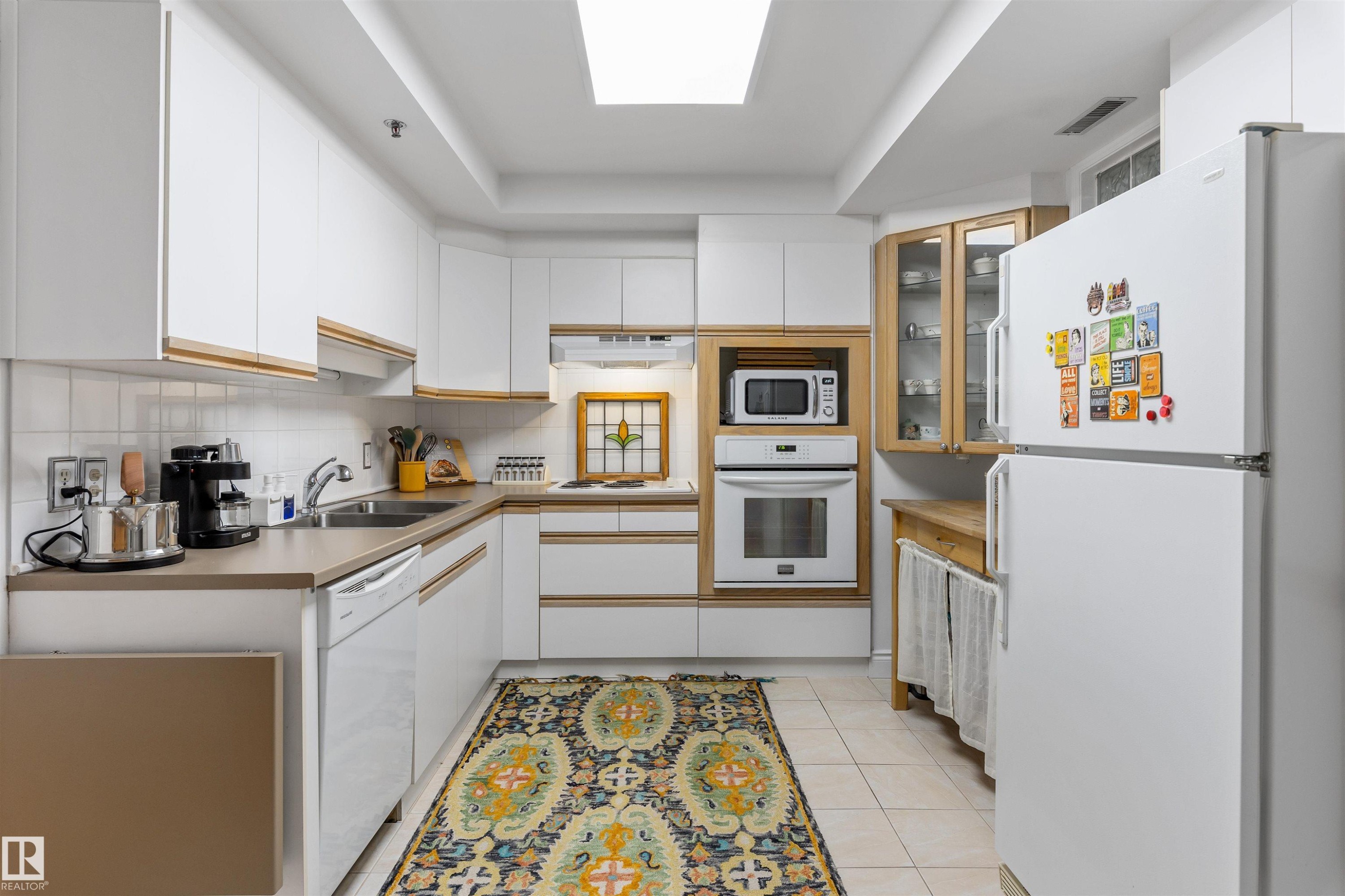 #205 9131 99 St Nw, Edmonton, AB - Indoor Photo Showing Kitchen With Double Sink