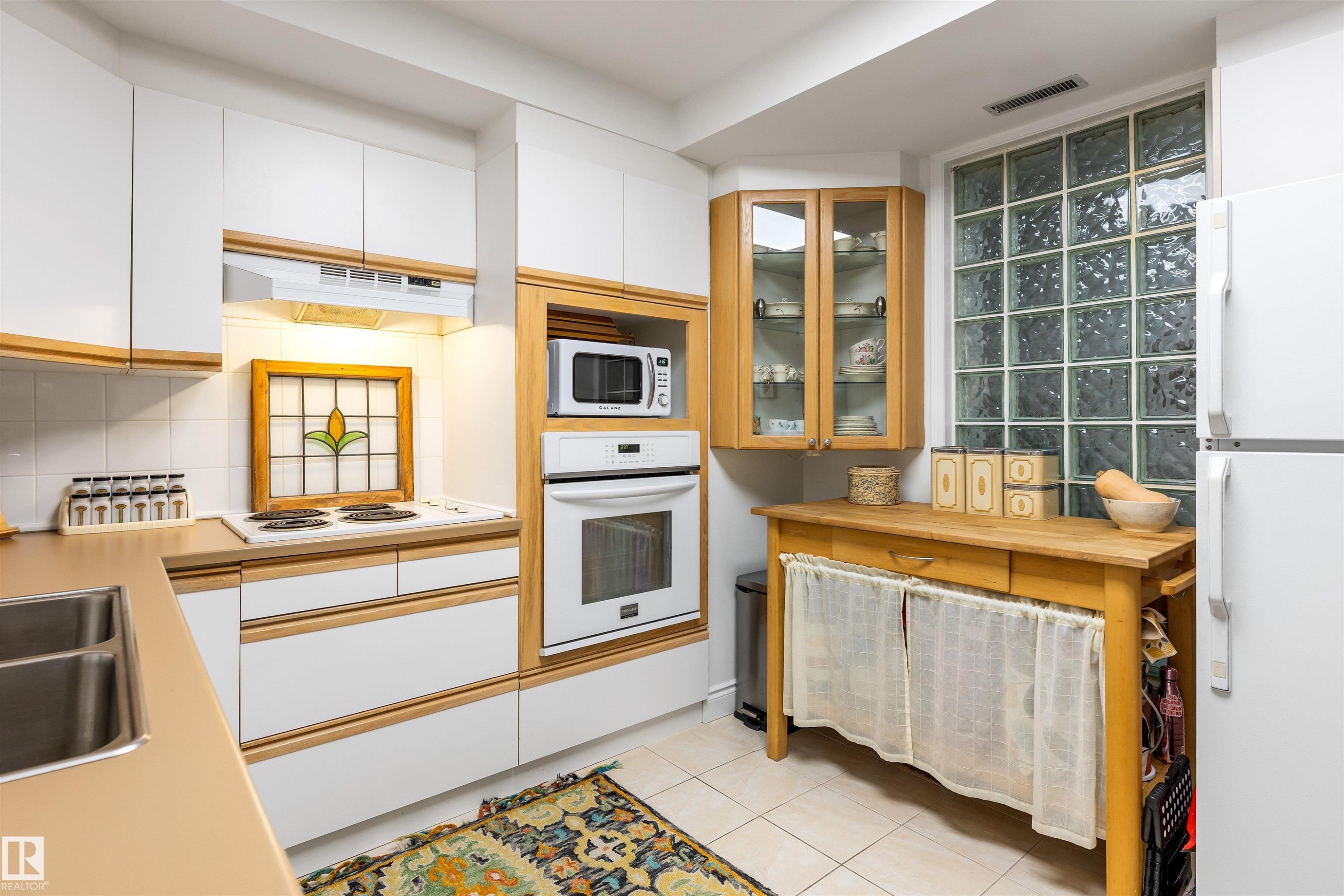 #205 9131 99 St Nw, Edmonton, AB - Indoor Photo Showing Kitchen With Double Sink