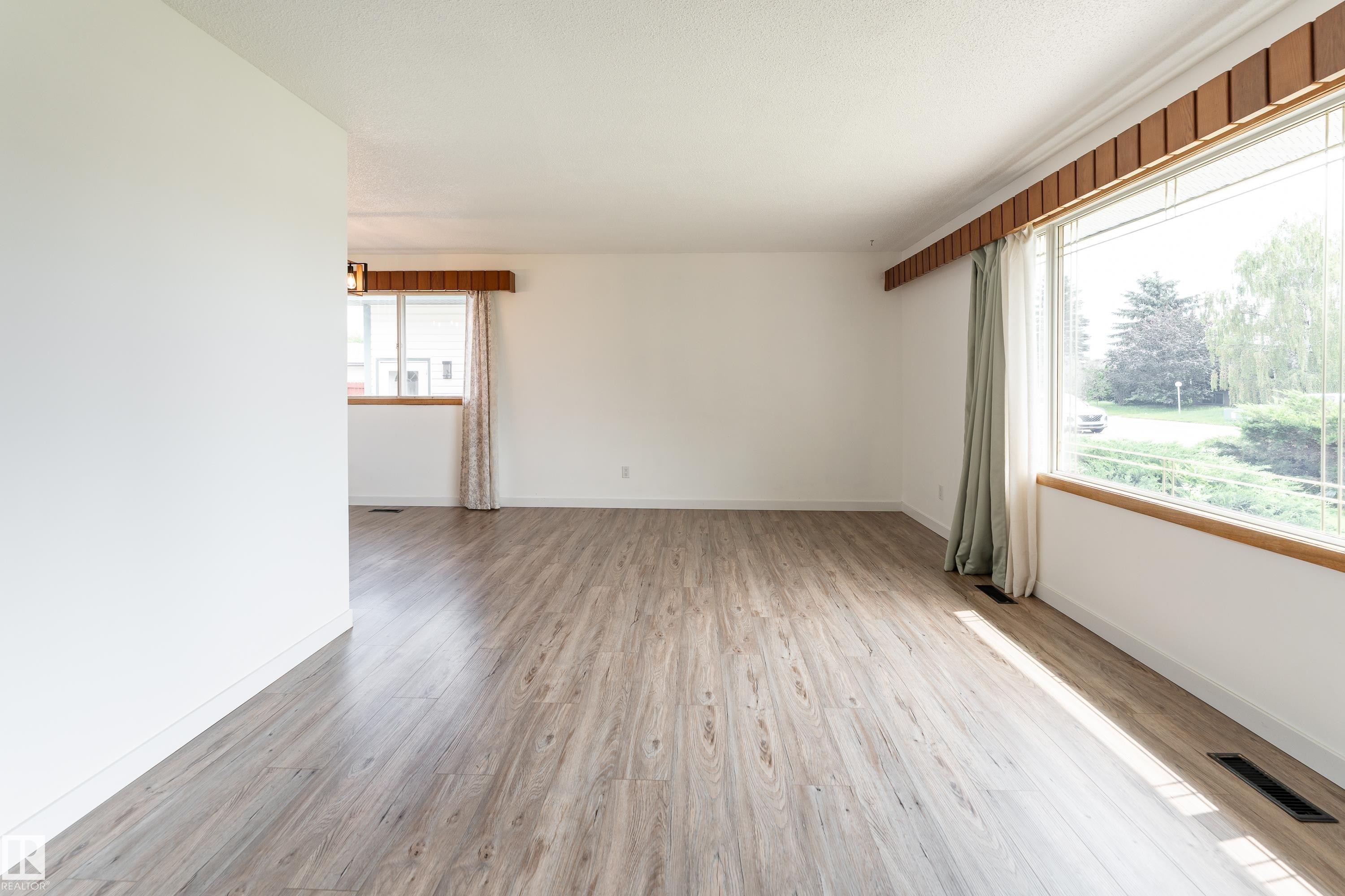 7120 139 Avenue Nw, Edmonton, AB - Indoor Photo Showing Other Room
