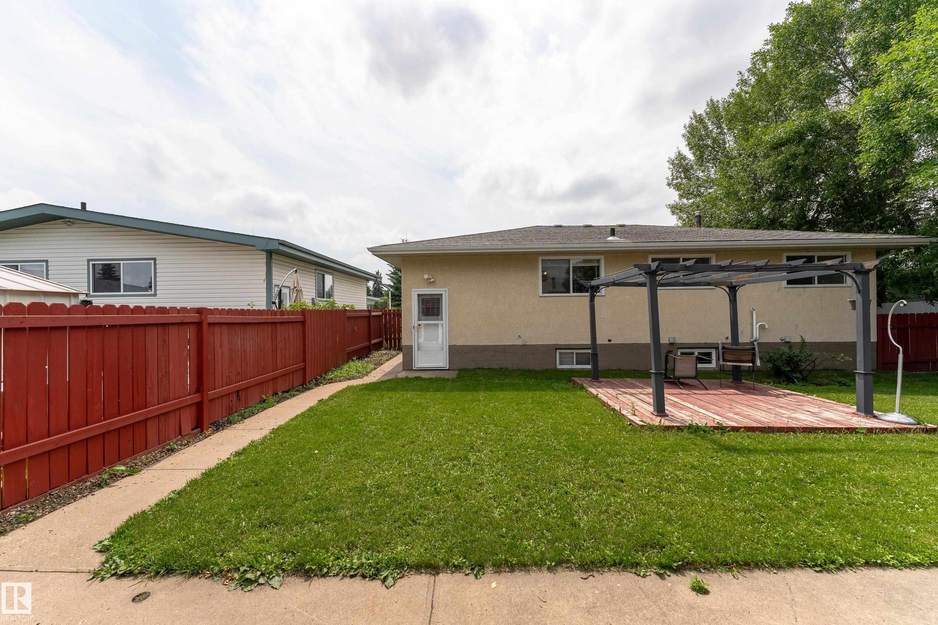7120 139 Avenue Nw, Edmonton, AB - Outdoor