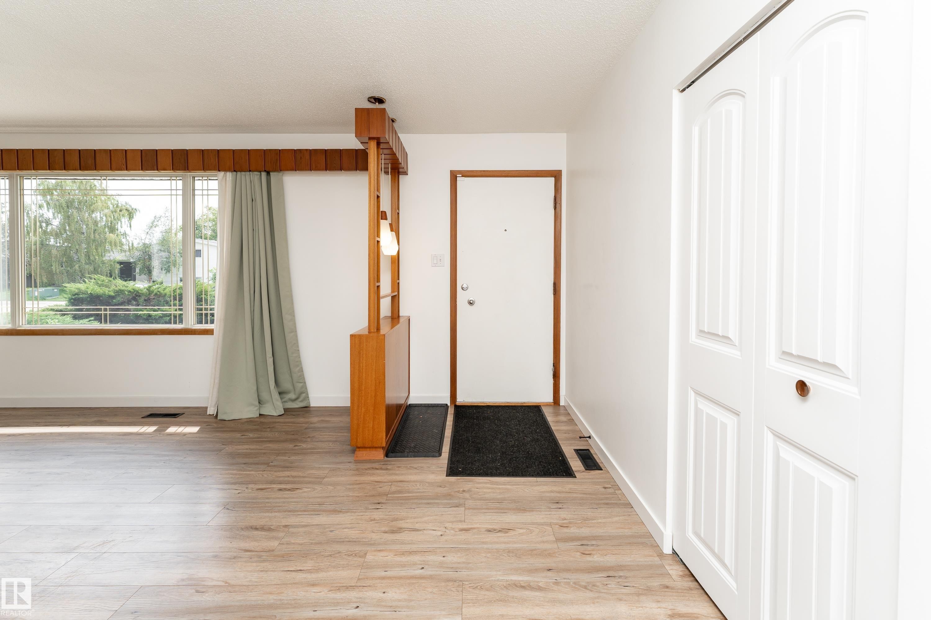 7120 139 Avenue Nw, Edmonton, AB - Indoor Photo Showing Other Room