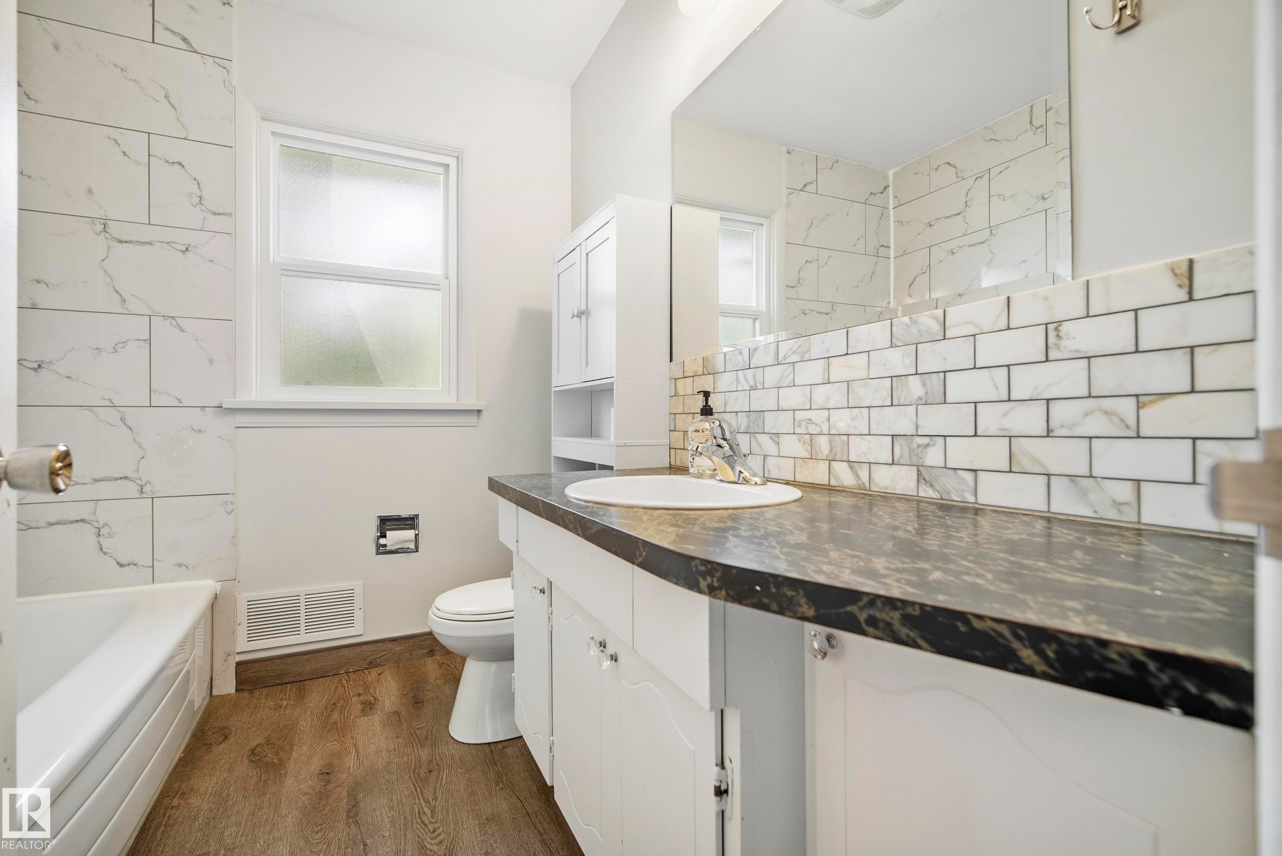 10426 79 Street Nw, Edmonton, AB - Indoor Photo Showing Bathroom
