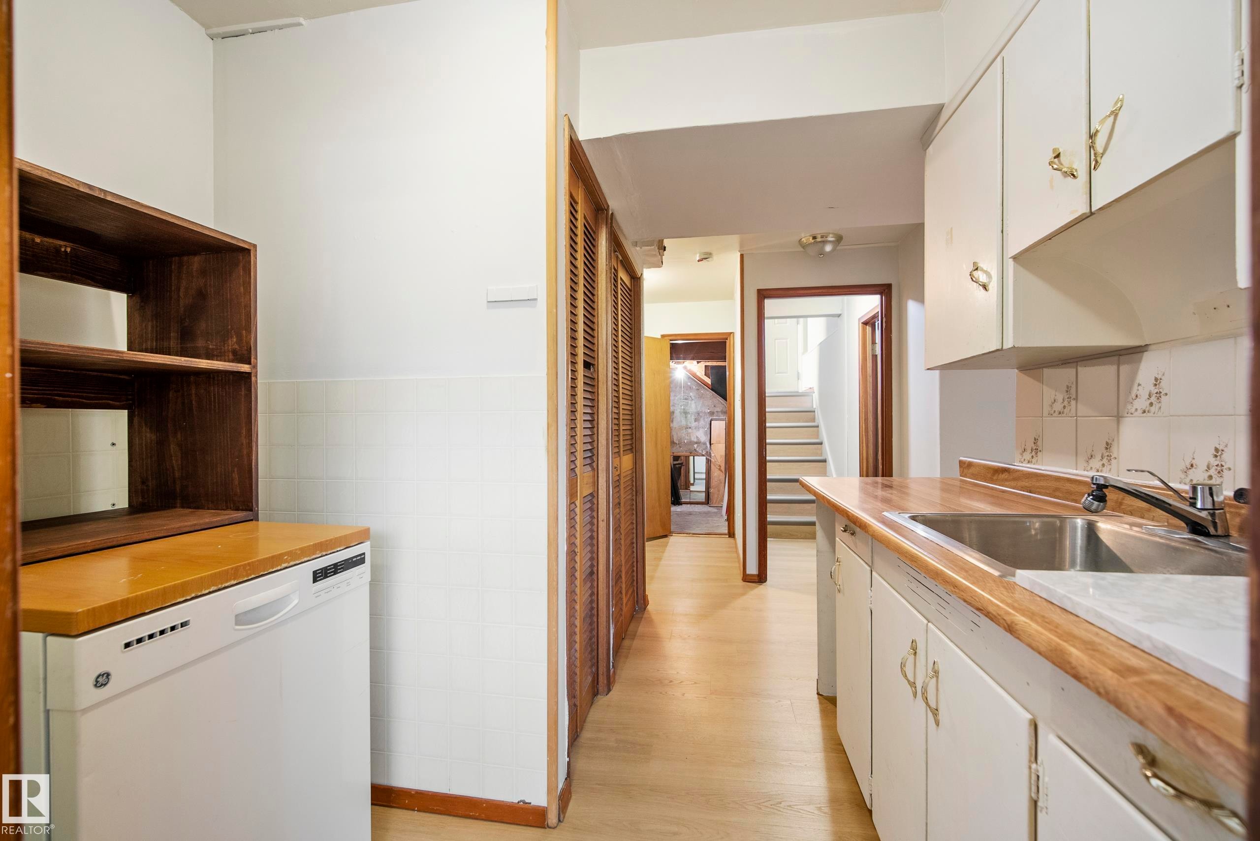 10426 79 Street Nw, Edmonton, AB - Indoor Photo Showing Kitchen
