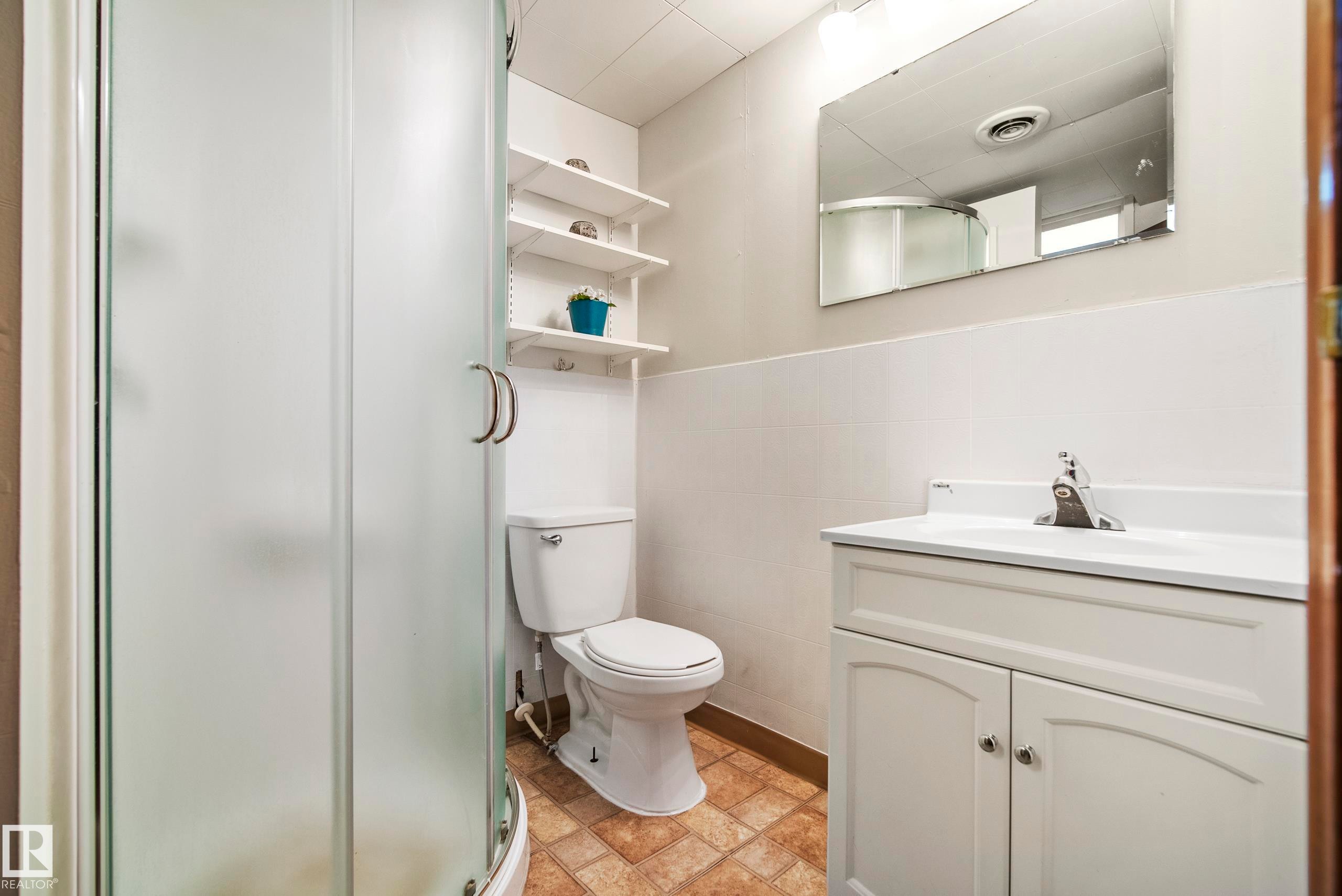 10426 79 Street Nw, Edmonton, AB - Indoor Photo Showing Bathroom