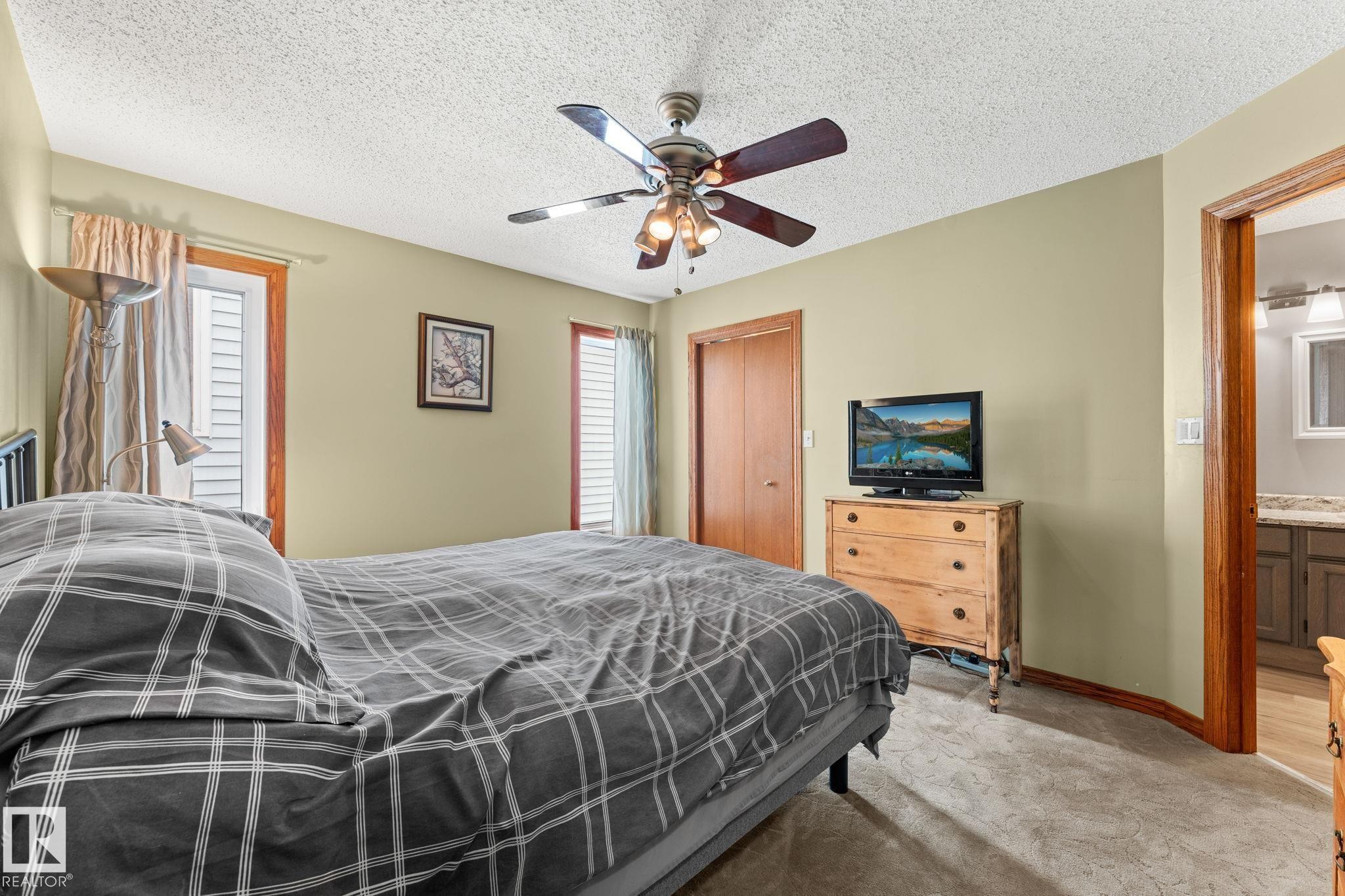 4224 33A Street Nw, Edmonton, AB - Indoor Photo Showing Bedroom
