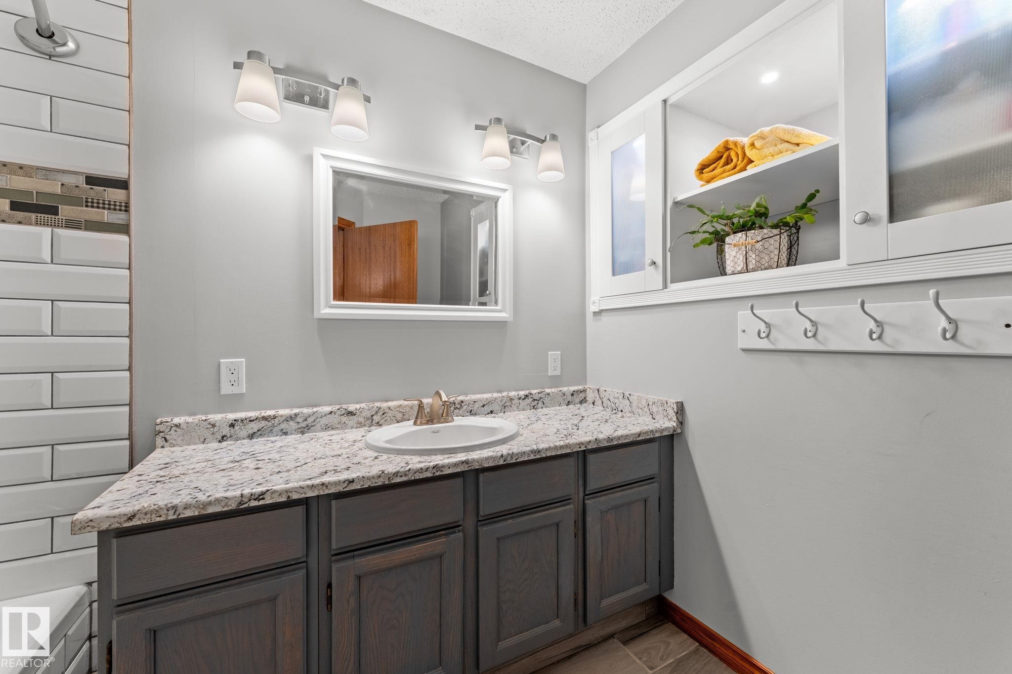 4224 33A Street Nw, Edmonton, AB - Indoor Photo Showing Bathroom