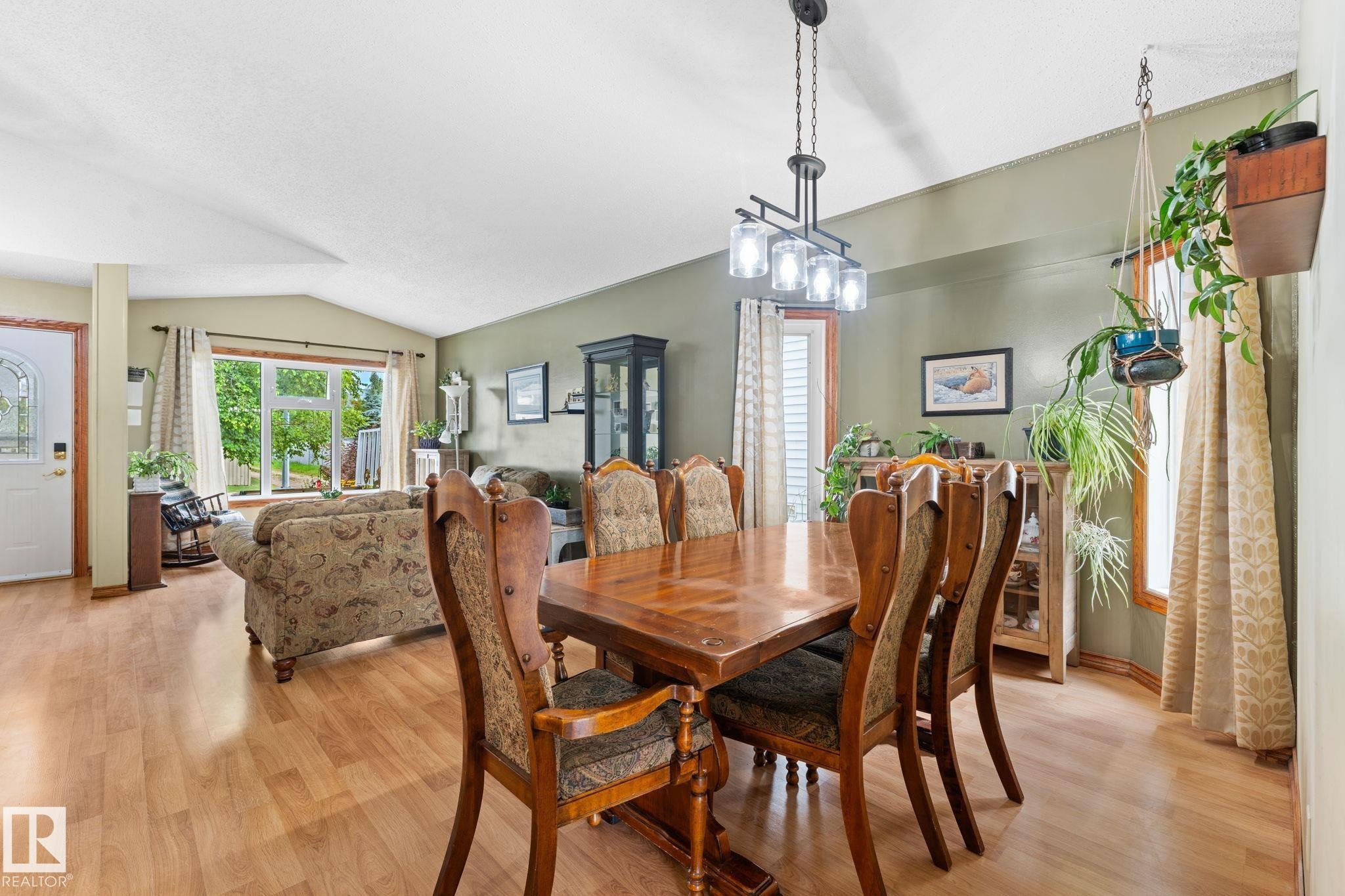 4224 33A Street Nw, Edmonton, AB - Indoor Photo Showing Dining Room
