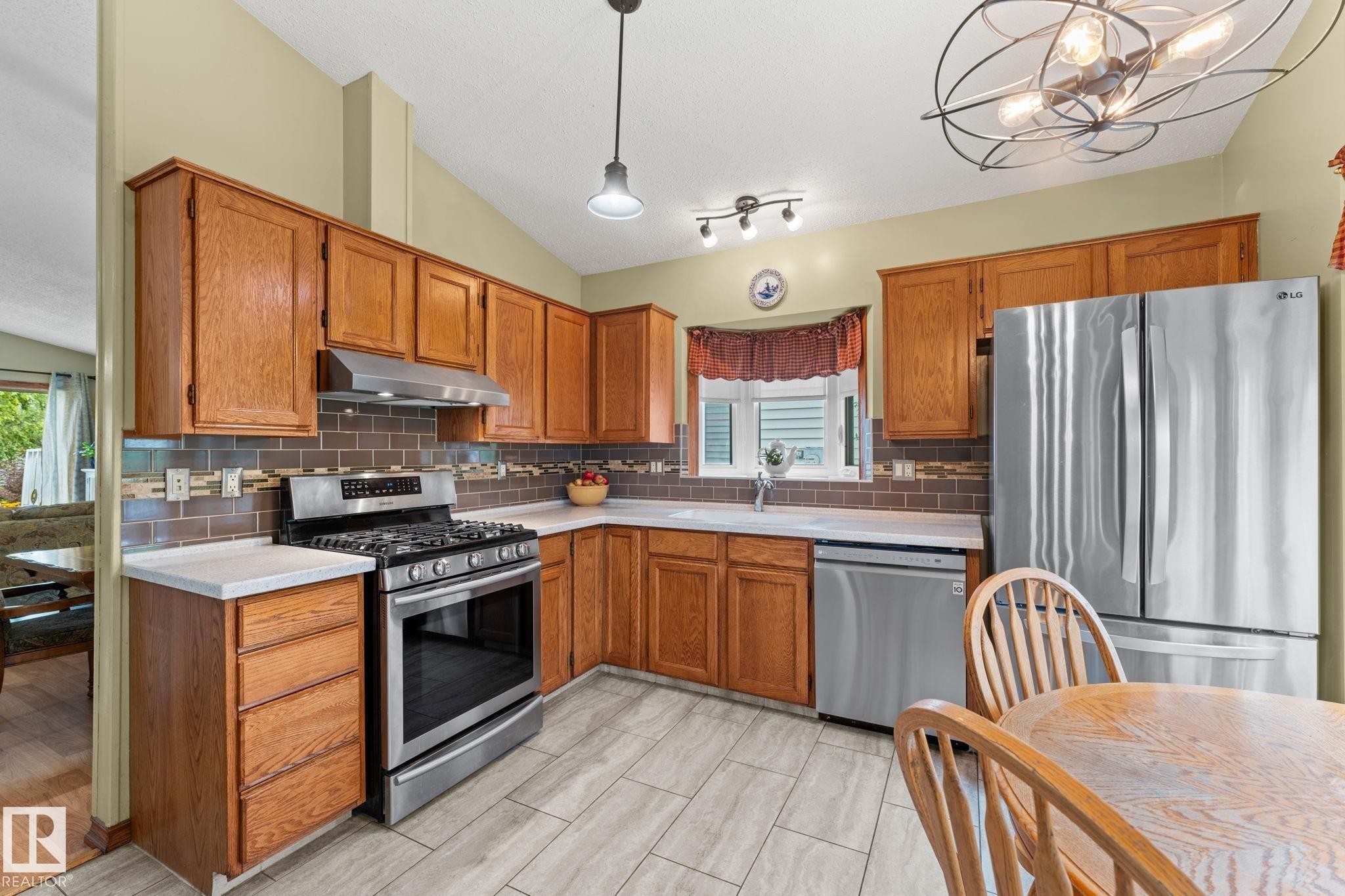 4224 33A Street Nw, Edmonton, AB - Indoor Photo Showing Kitchen